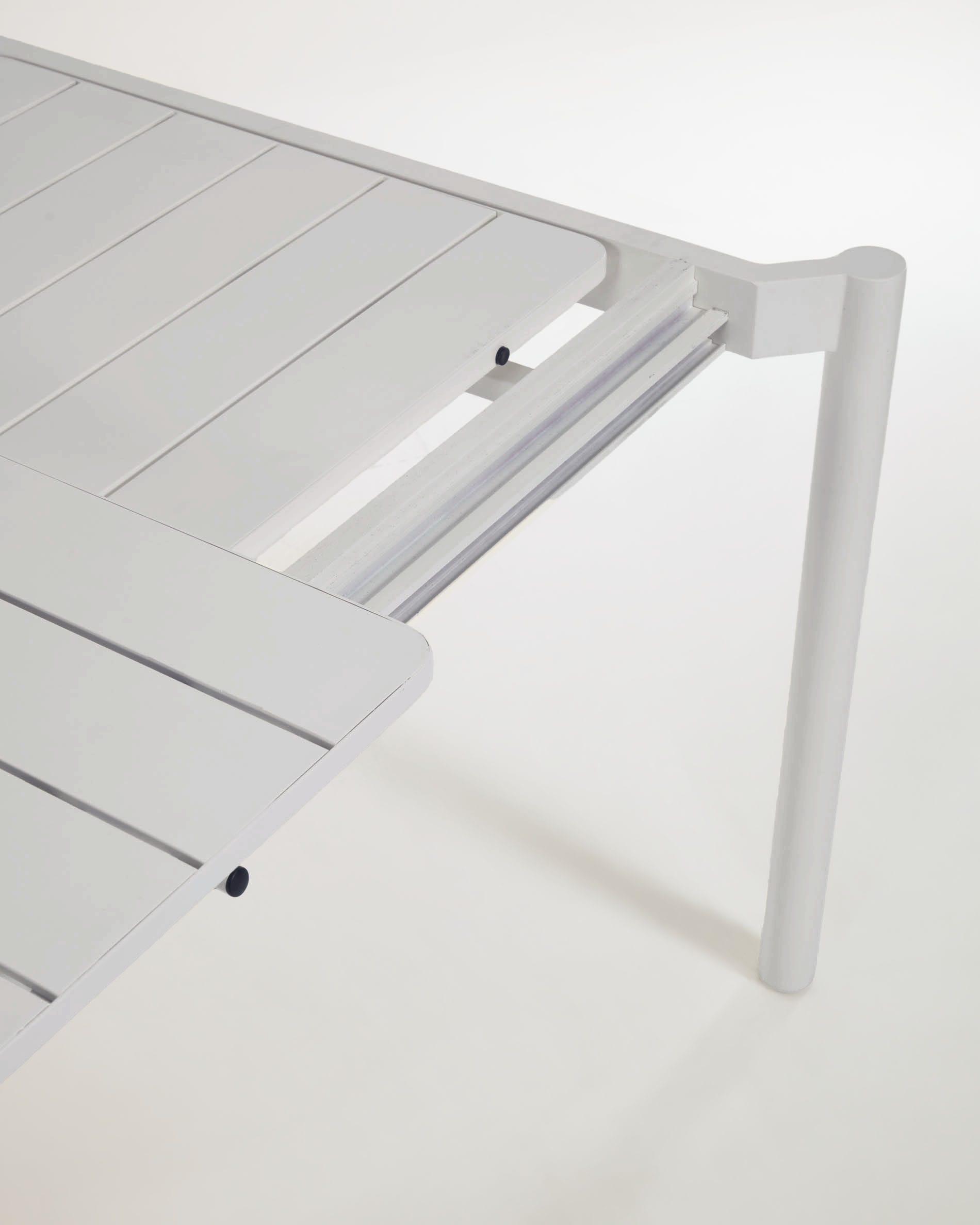 Moderner Zaltana Ausziehtisch aus Aluminium, naturfarben, ideal für den Außenbereich, 140-200 x 100 cm, von Kave Home.