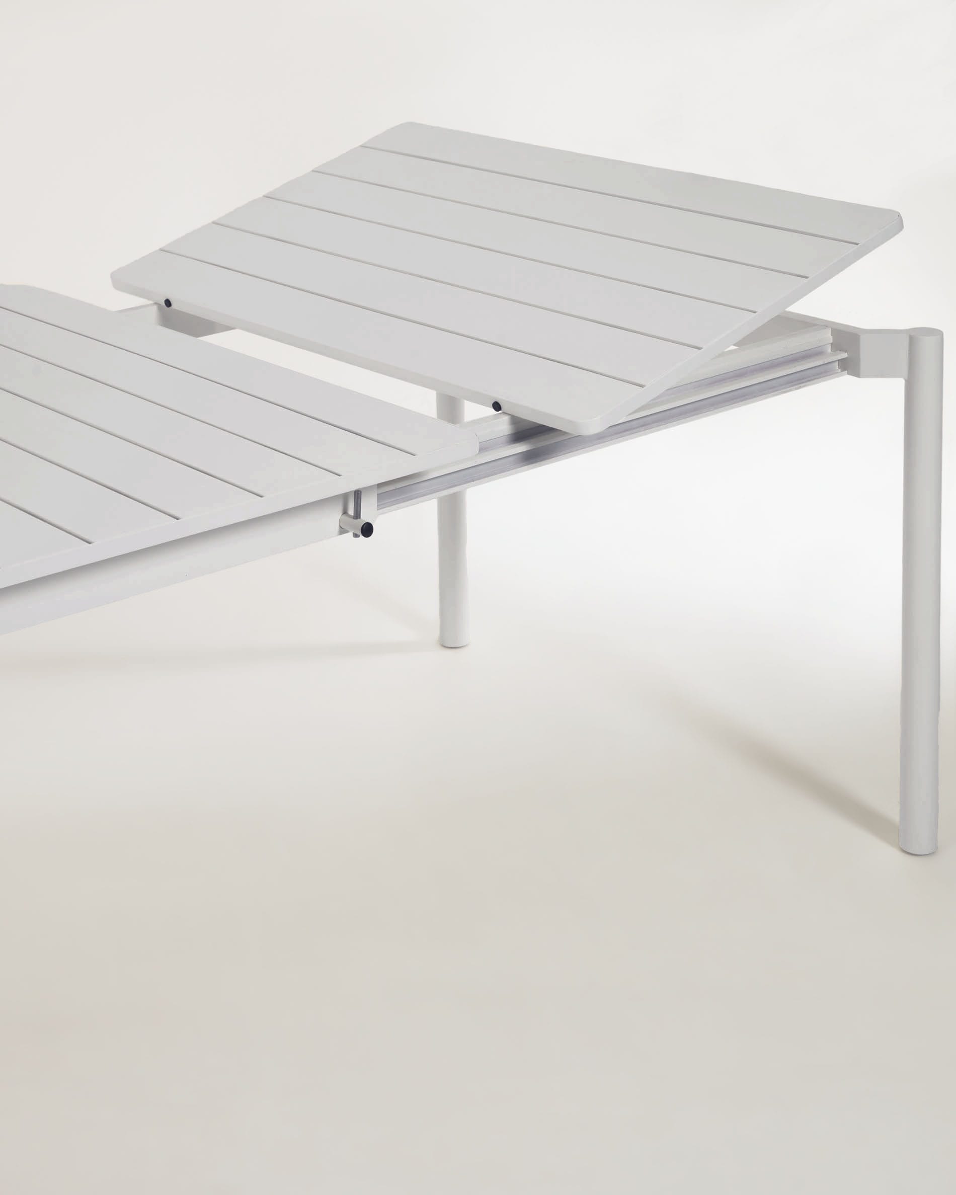 Eleganter Ausziehtisch aus Aluminium, wetterfest, von 140 auf 200 cm erweiterbar, ideal für gesellige Outdoor-Momente.