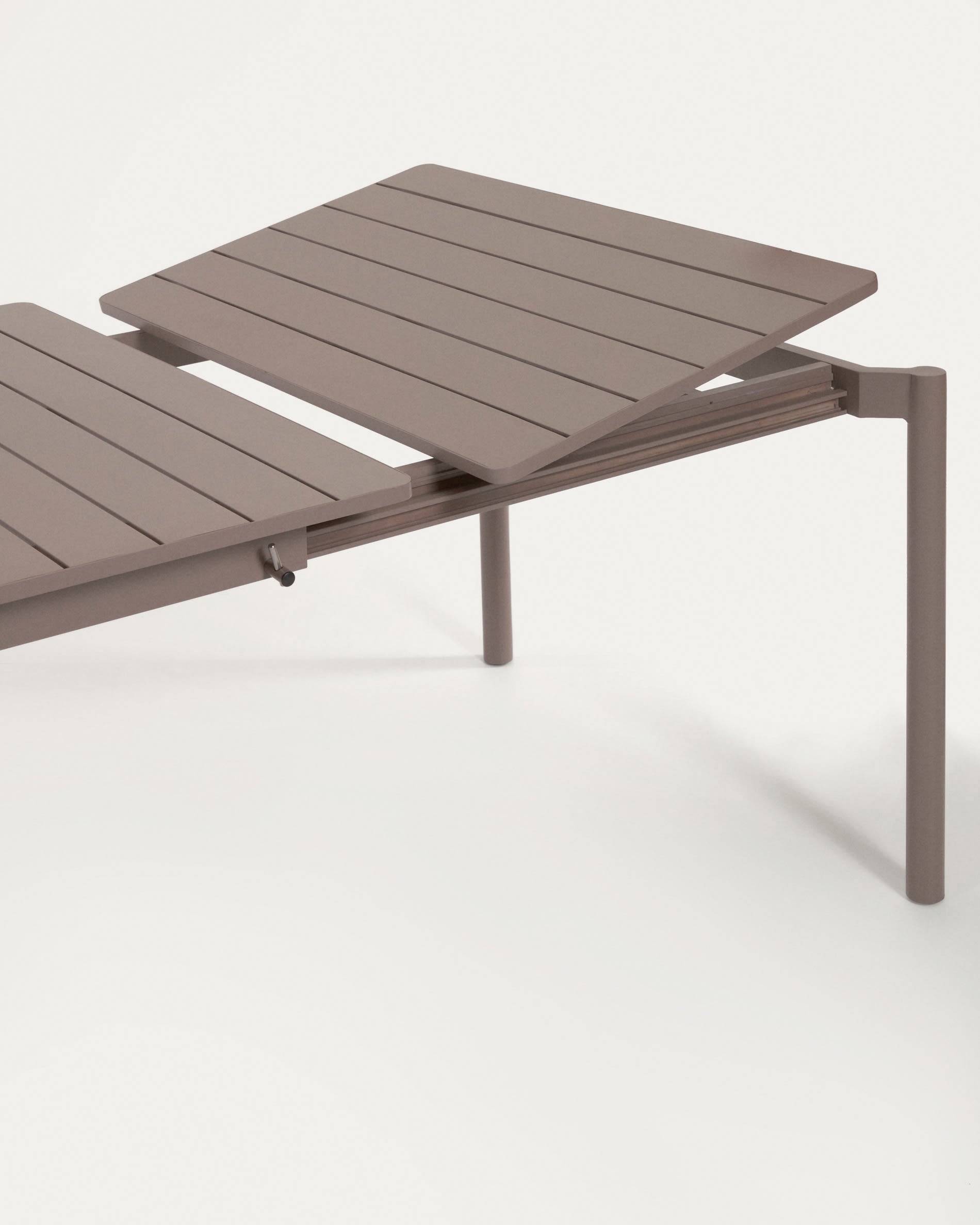 Zaltana ausziehbarer Outdoor-Tisch, Aluminium, mattbraun, 140-200 cm, stilvoll, langlebig, perfekt für moderne Außenbereiche.
