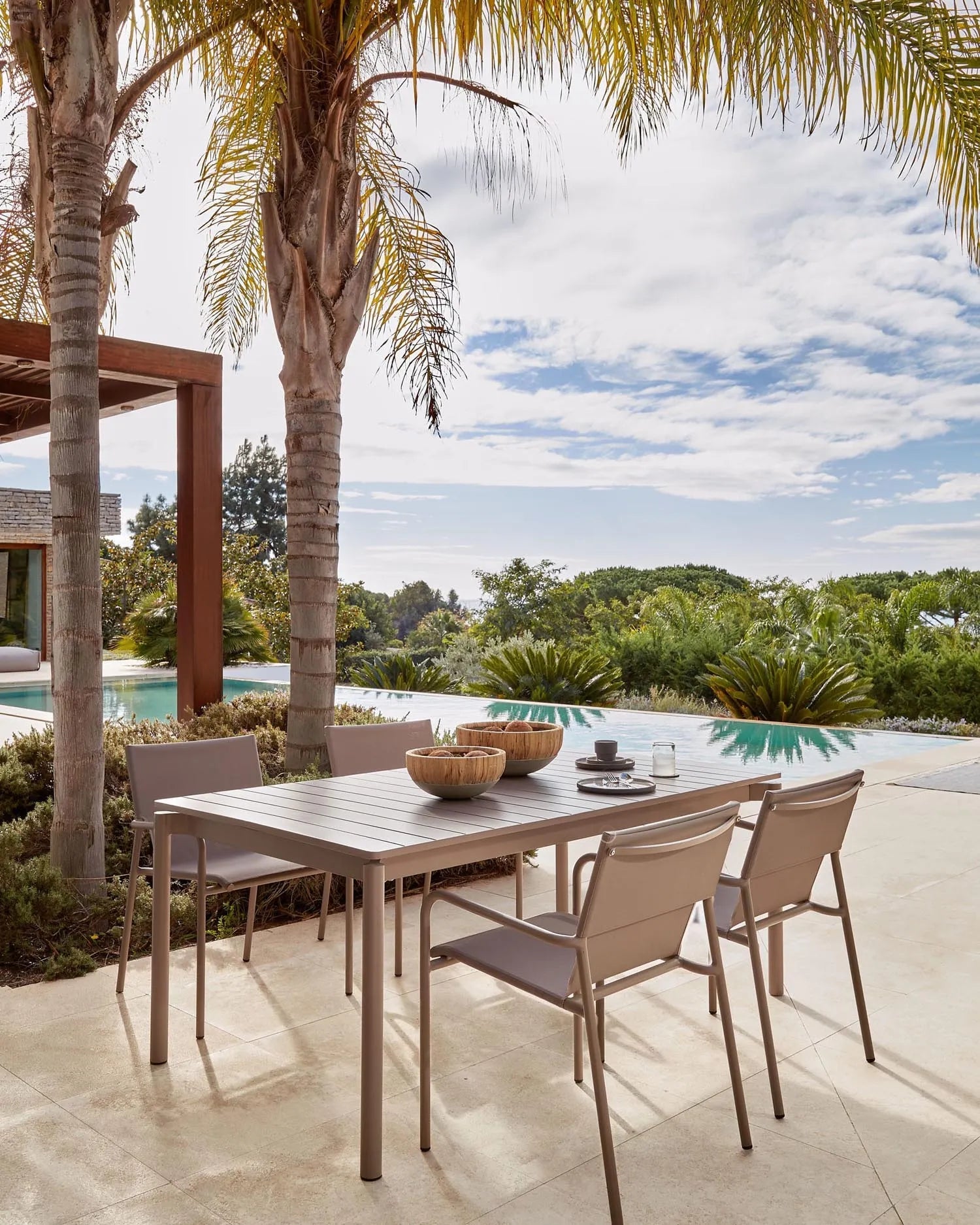 Zaltana Outdoor-Tisch aus Aluminium, mattbraun, ausziehbar von 140 auf 200 cm, perfekt für moderne Außenbereiche.