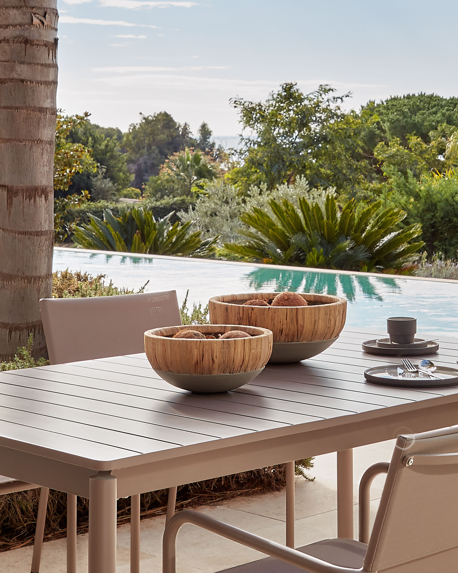 Zaltana ausziehbarer Outdoor-Tisch, Aluminium, mattbraun, 140-200 cm, modern, langlebig, perfekt für elegante Außenbereiche.