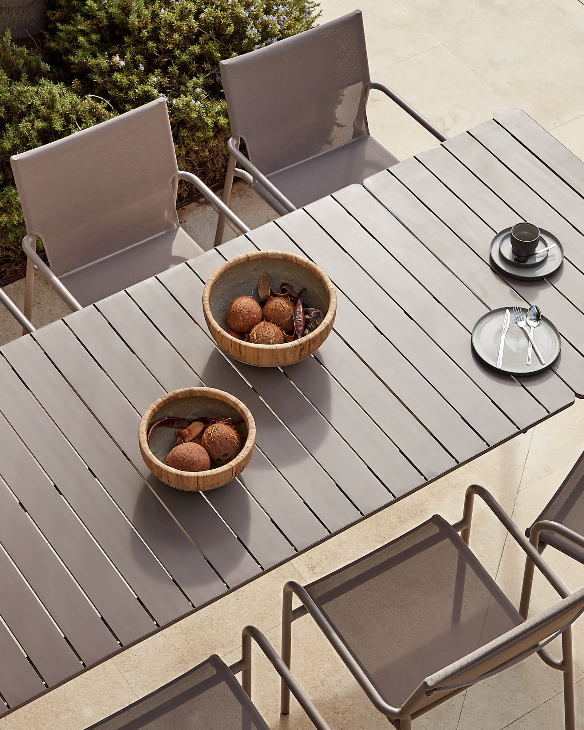Zaltana Outdoor-Tisch, ausziehbar, Aluminium, mattbraun, 140-200 cm, stilvoll, robust, ideal für moderne Außenbereiche.