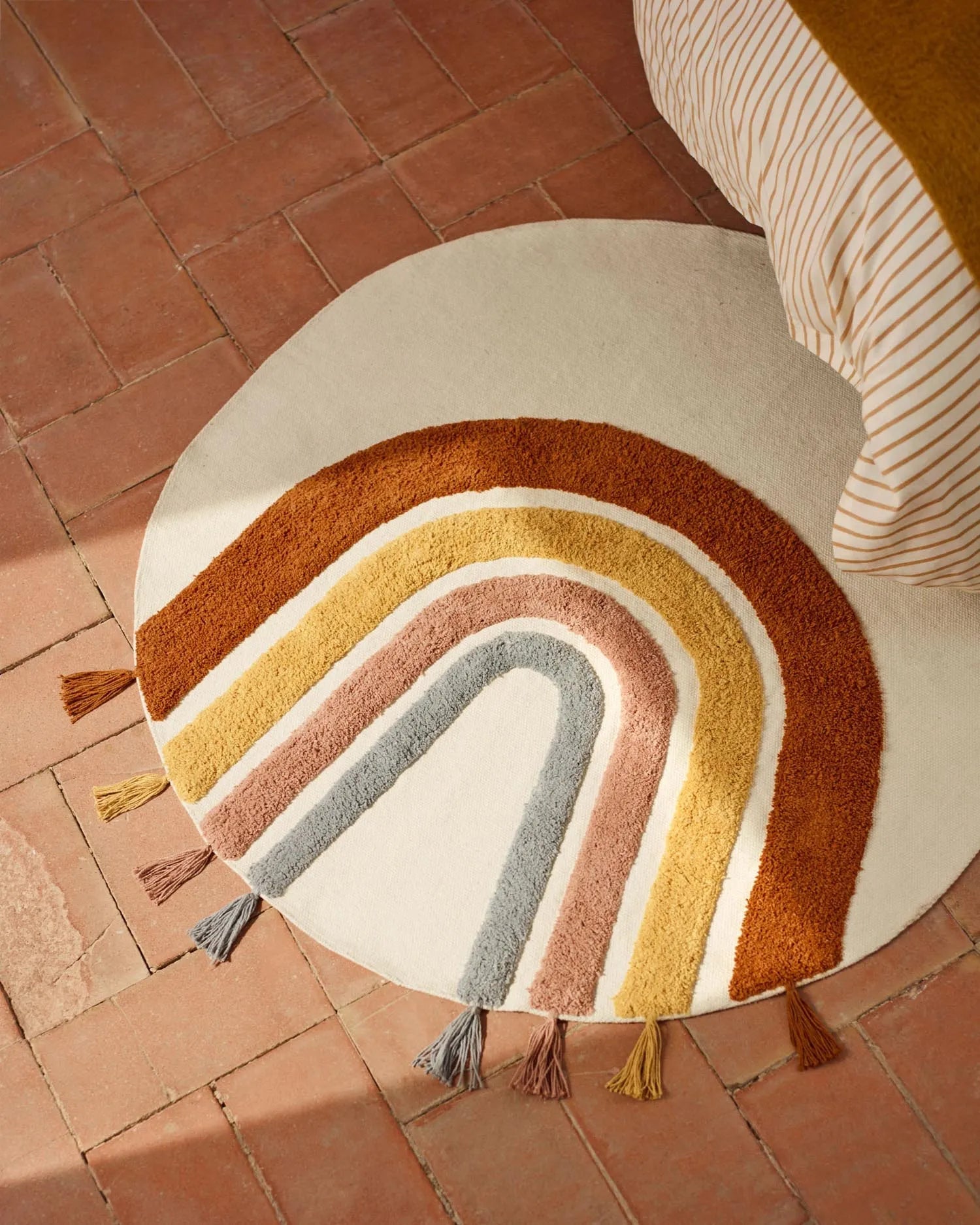 Runder Teppich Tadea, 100% Baumwolle, 100 cm, Regenbogen-Design, farbenfroh und vielseitig, ideal für jeden Raum.