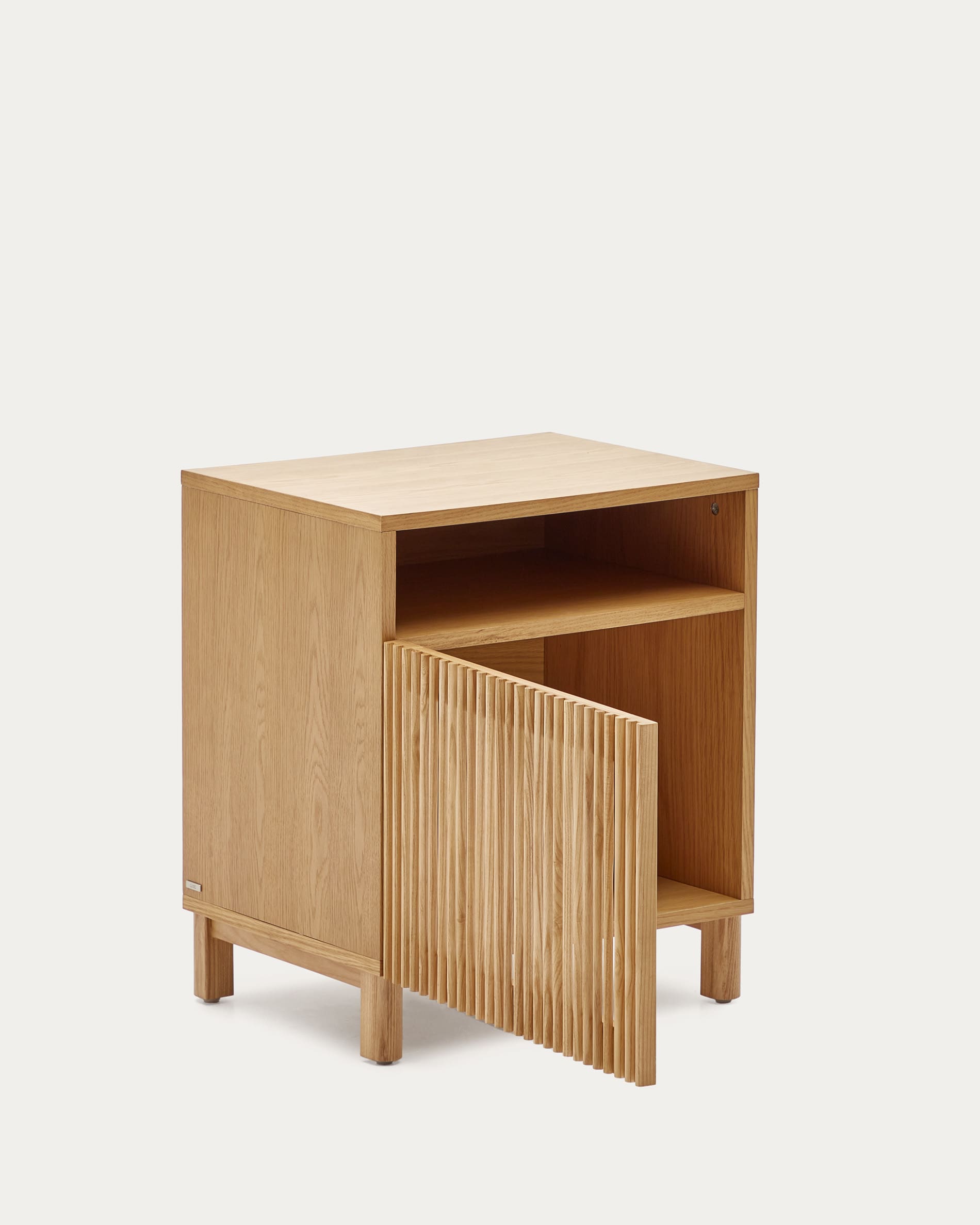 Beyla Nachttisch: Zeitloses Design aus Esche & Eichenfurnier, FSC 100%.