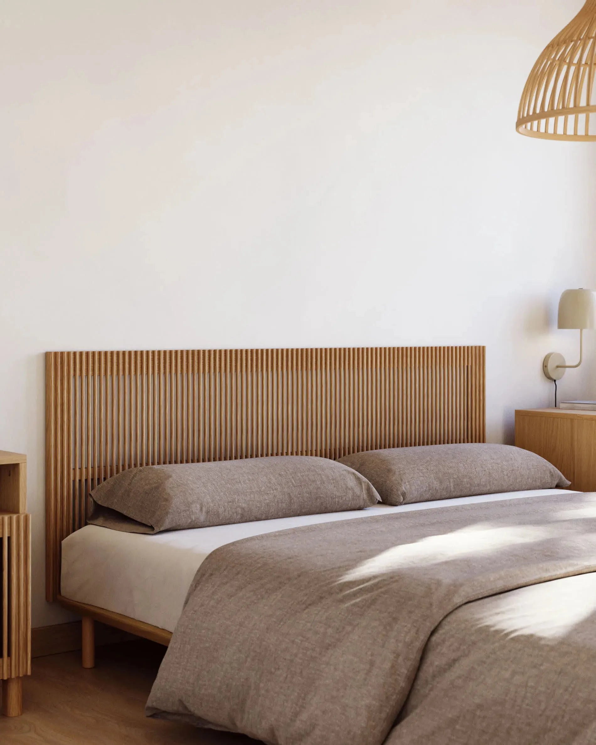 Elegantes Beyla Kopfteil aus massiver Eiche, FSC-zertifiziert, passend für 160 cm Betten, von Kave Home, nachhaltig designt.