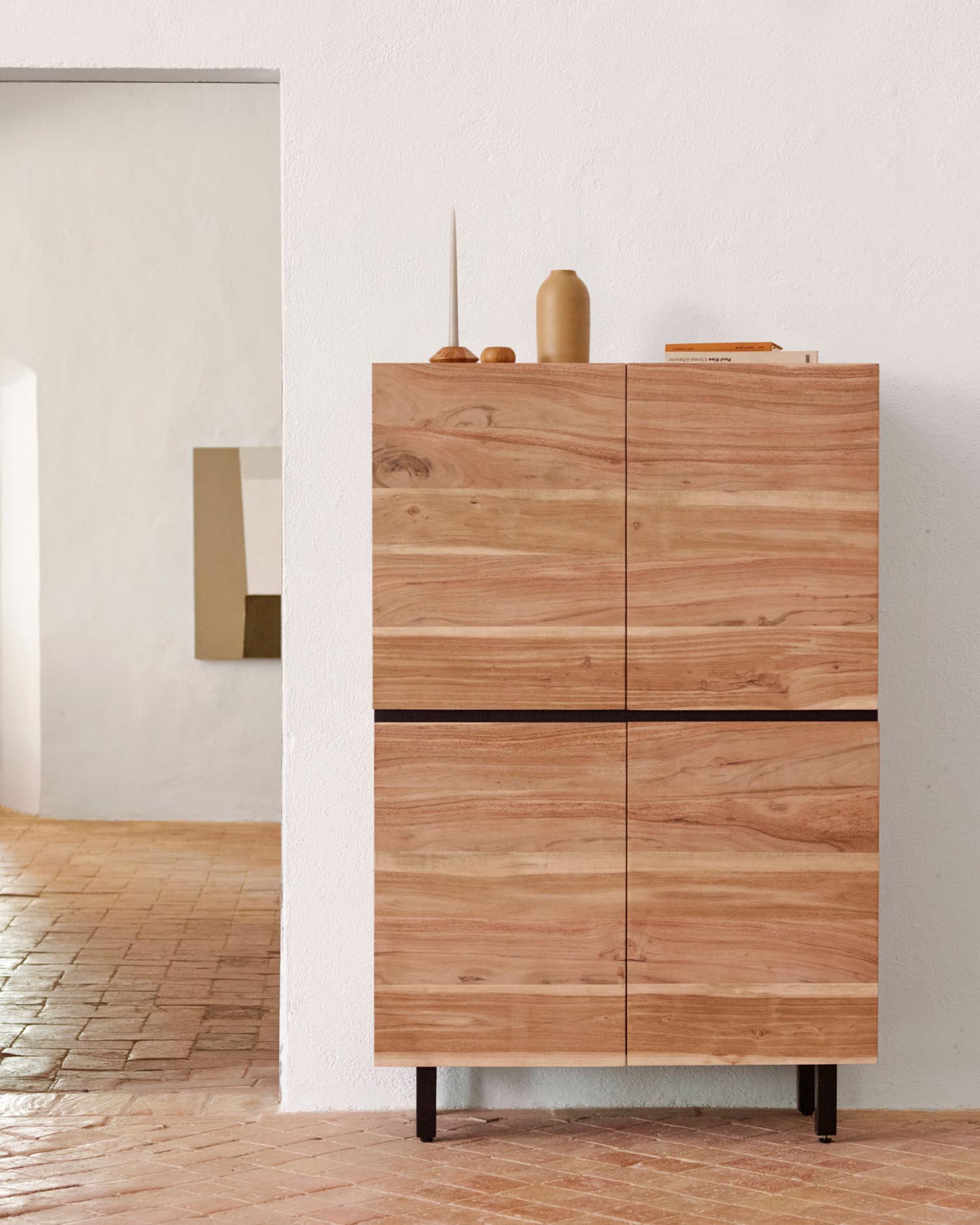 Hohes Sideboard Uxue aus massivem Akazienholz, 100 x 155 cm. Einzigartiges Design mit natürlichem Finish, ideal für stilvollen Stauraum.