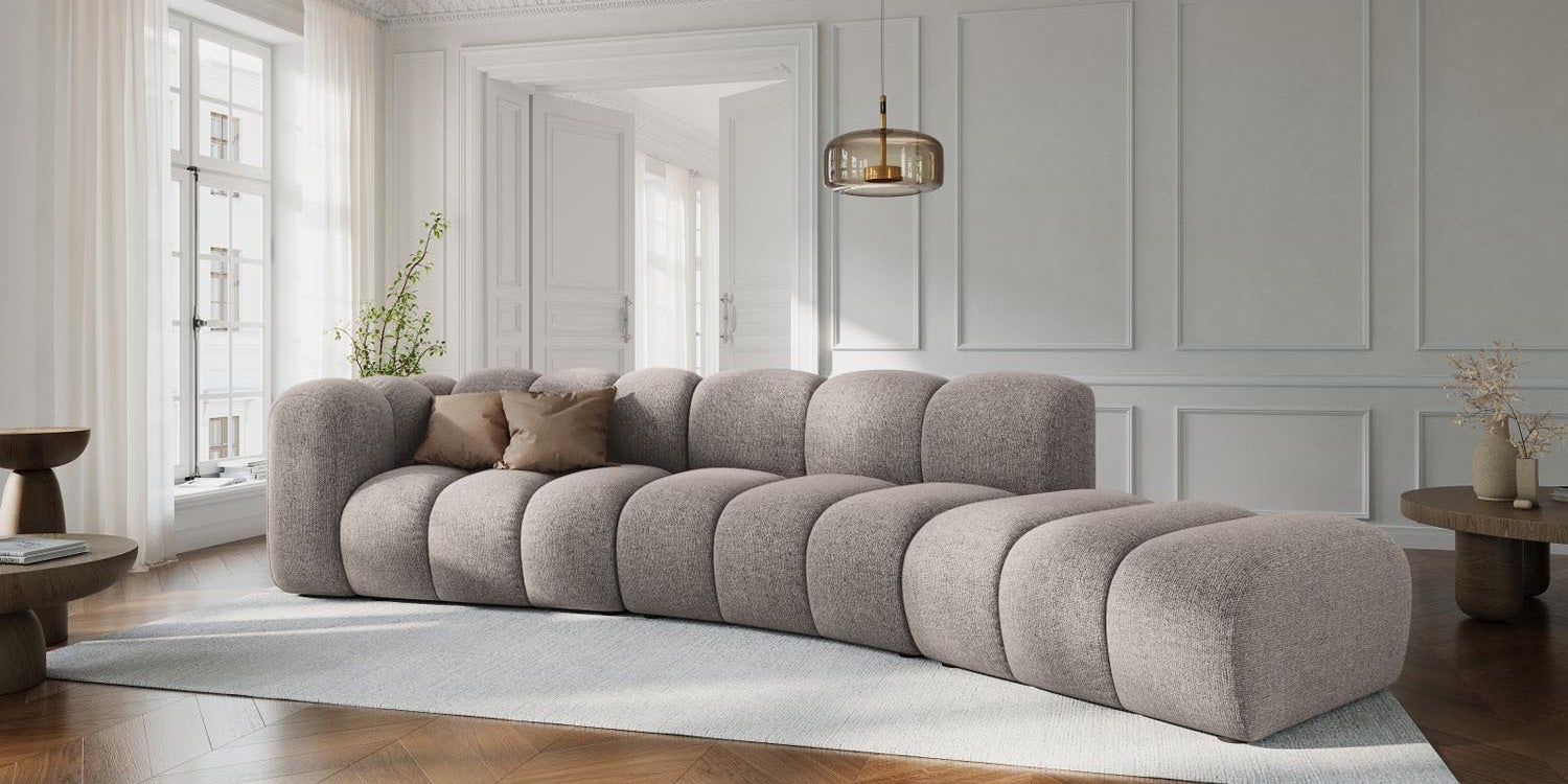 Lupine Sofa von Micadoni in grauem Chenille in einer Altbauwohnung in der Stadt