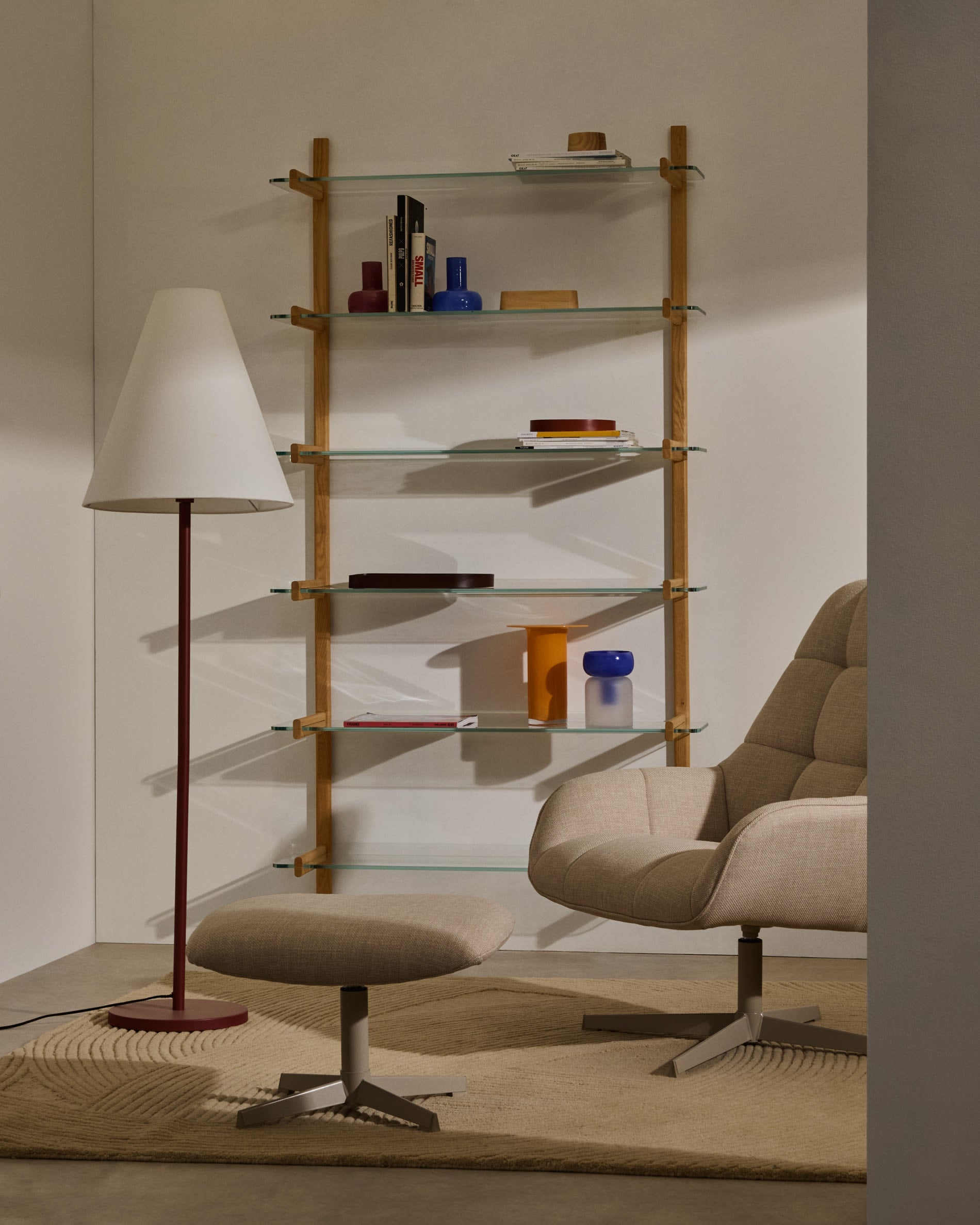 Elegantes Regal Sitra mit 6 Glasböden und Eichenholz, 90 cm breit, FSC-zertifiziert, ideal für stilvolle und nachhaltige Einrichtung.