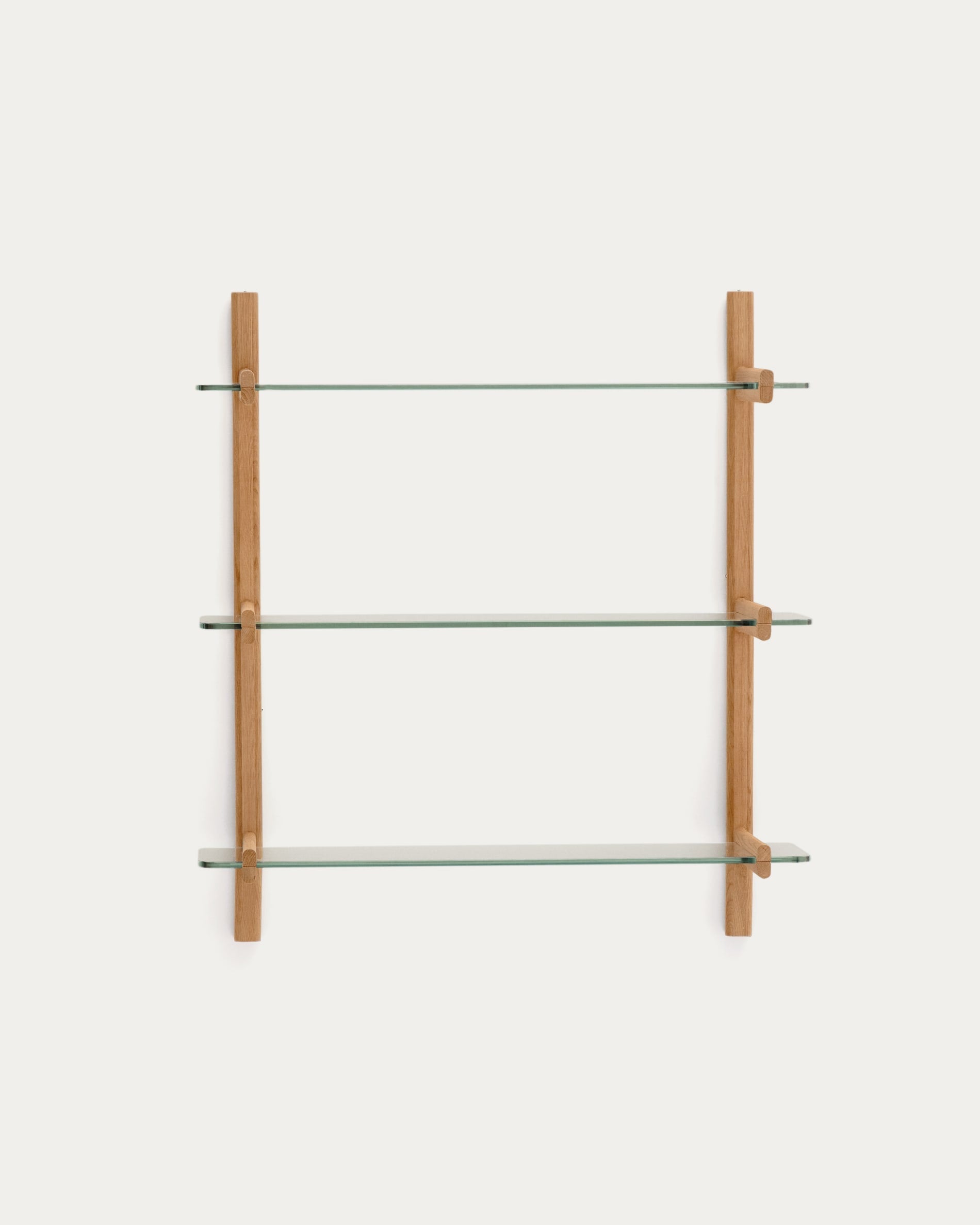 Elegantes Regal Sitra mit 3 Glasböden und Eichenholz, 90 cm breit, FSC-zertifiziert, modular und umweltfreundlich von Kave Home.