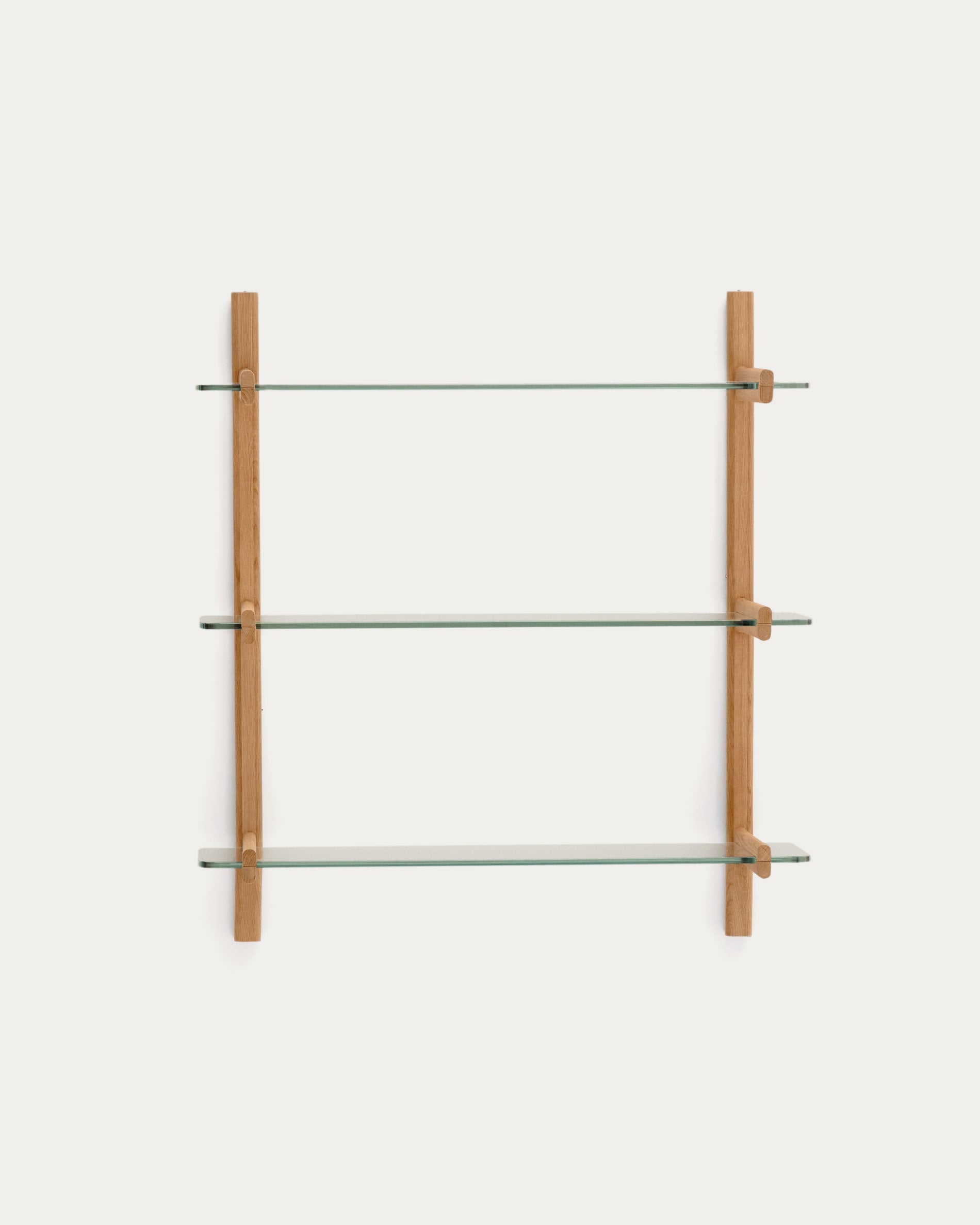 Elegantes Regal Sitra mit 3 Glasböden und Eichenholz, 90 cm breit, FSC-zertifiziert, modular und umweltfreundlich von Kave Home.