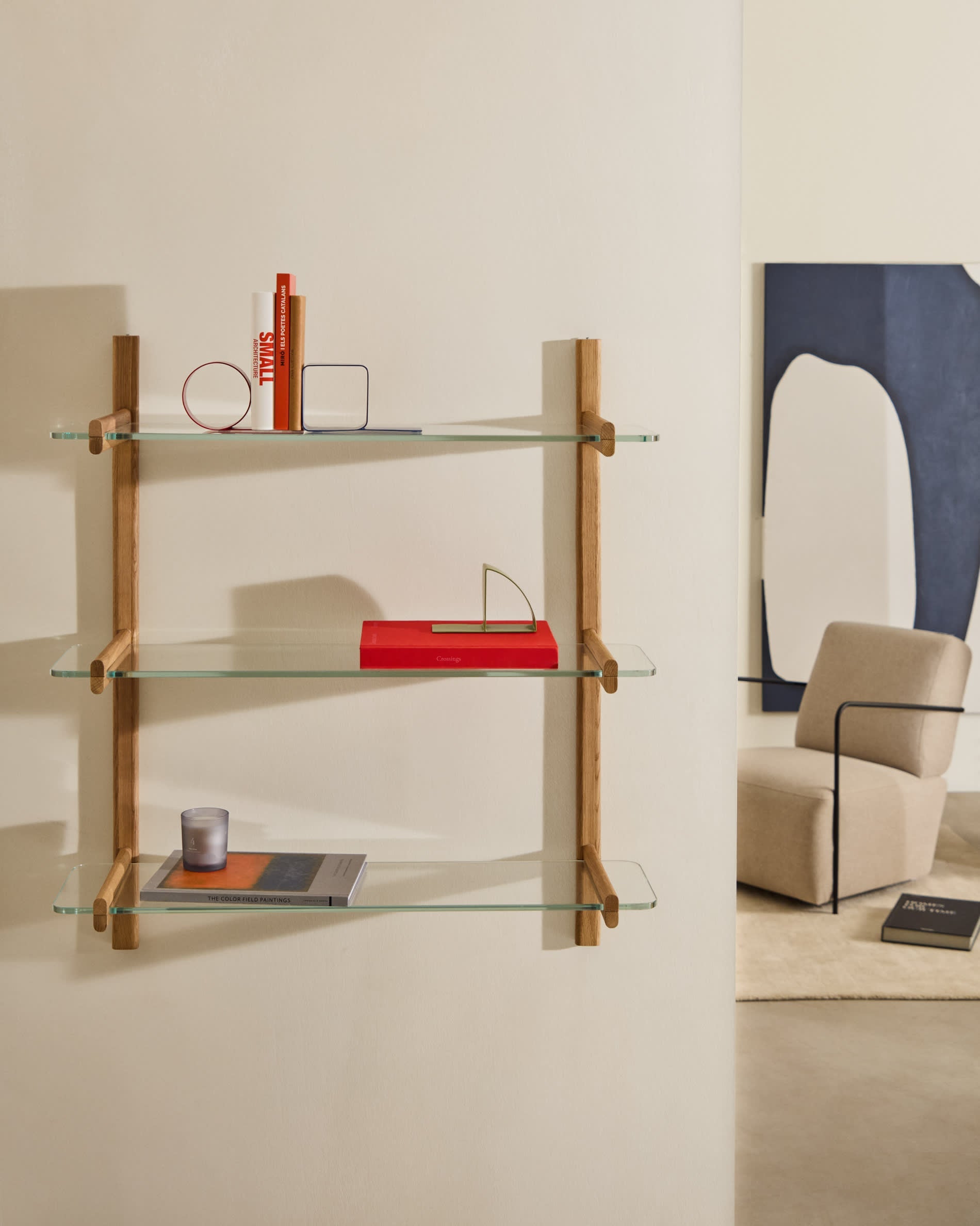 Elegantes modulares Regal Sitra mit 3 Glasböden und Eichenholz, 90 cm breit, nachhaltig mit FSC-Zertifikat von Kave Home.
