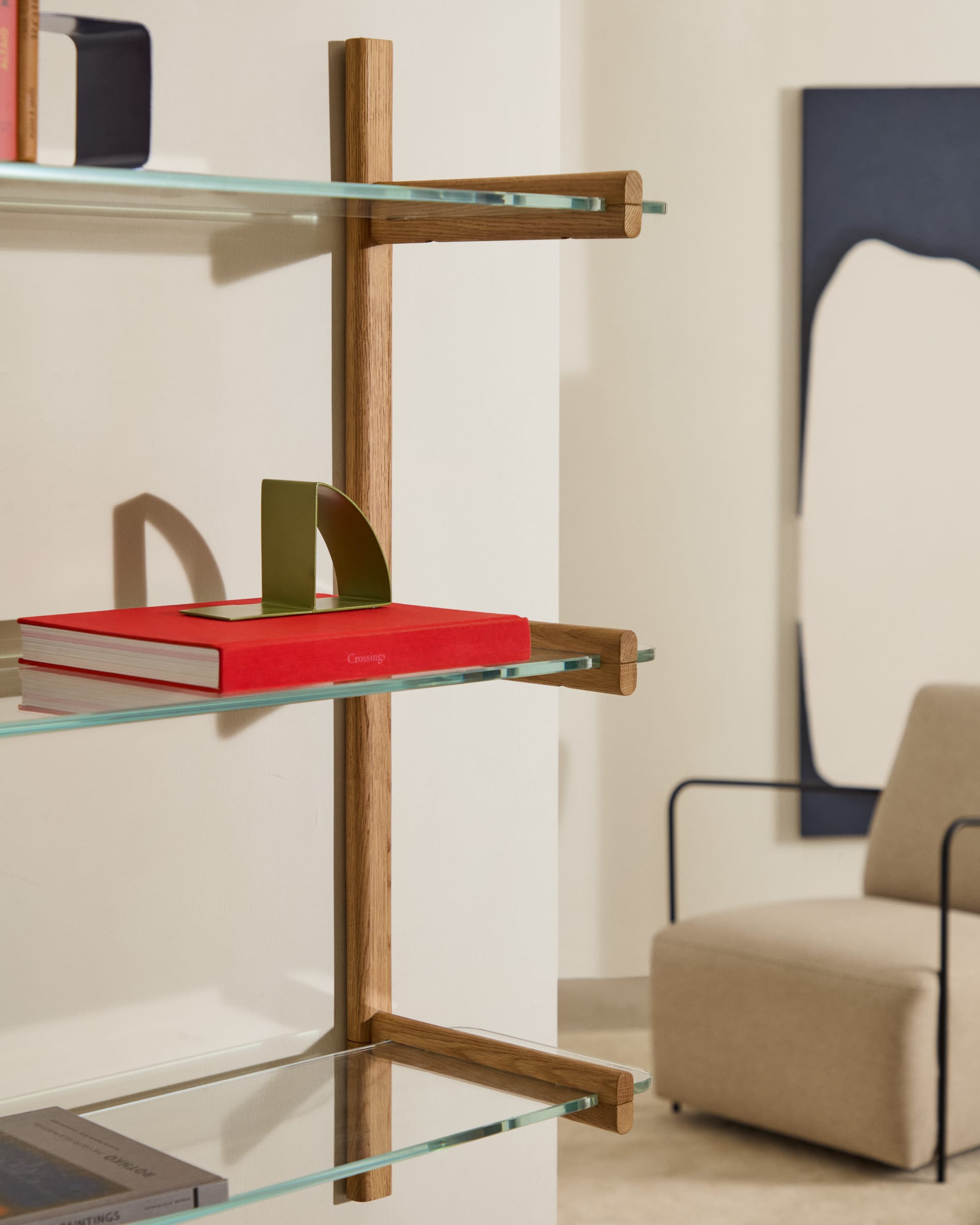 Modulares Regal Sitra mit 3 Glasböden und Eichenholz, 90 cm breit, FSC-zertifiziert, stilvoll und nachhaltig von Kave Home.