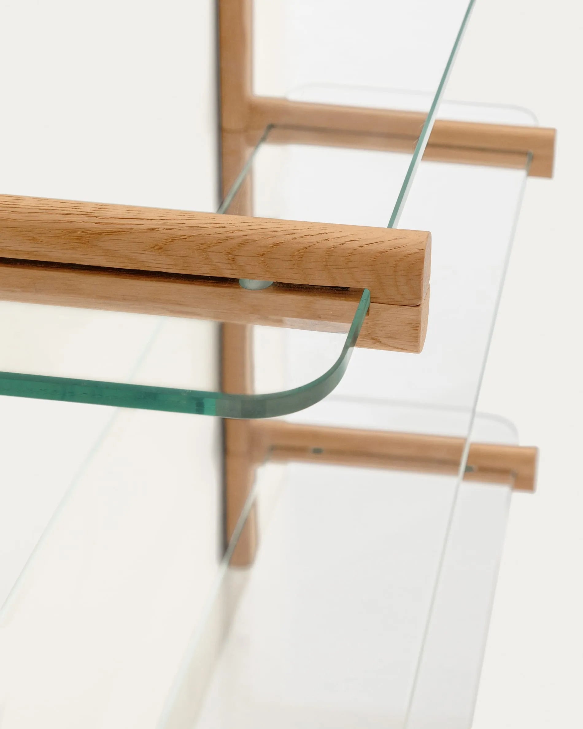 Elegantes Regal Sitra mit 6 Glasböden und Eichenholz, 110 cm breit, FSC-zertifiziert, modular und umweltfreundlich.