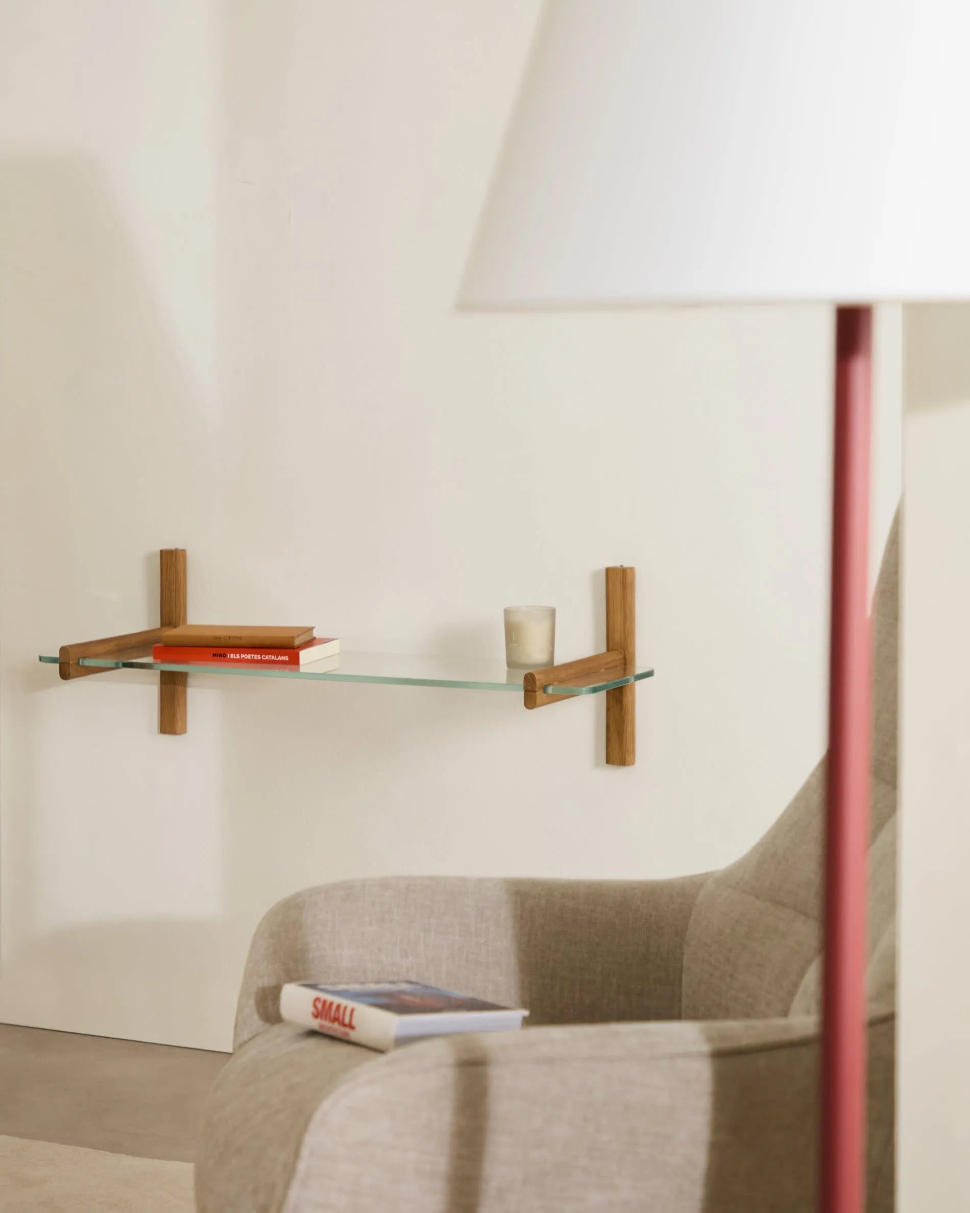 Elegantes modulares Regal Sitra mit Glasablage und Eichenholz, 90 cm, FSC-zertifiziert, nachhaltig und modern von Kave Home.