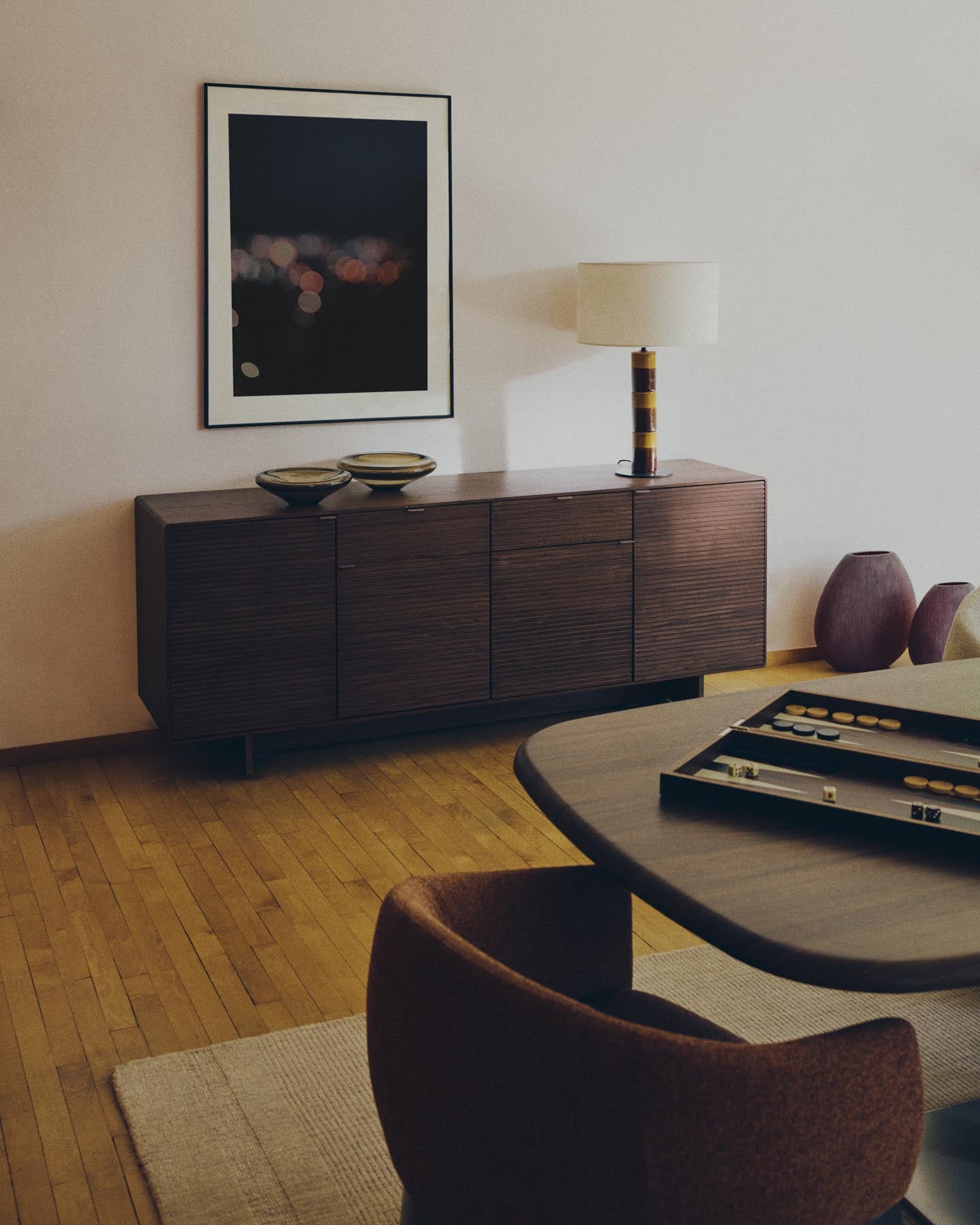 Highboard Norlen mit 4 Türen und 2 Schubläden in Nussbaumfurnier FSC Mix Credit 194,5 x 78 cm in Dunkelbraun präsentiert im Onlineshop von KAQTU Design AG. Sideboard ist von Kave Home