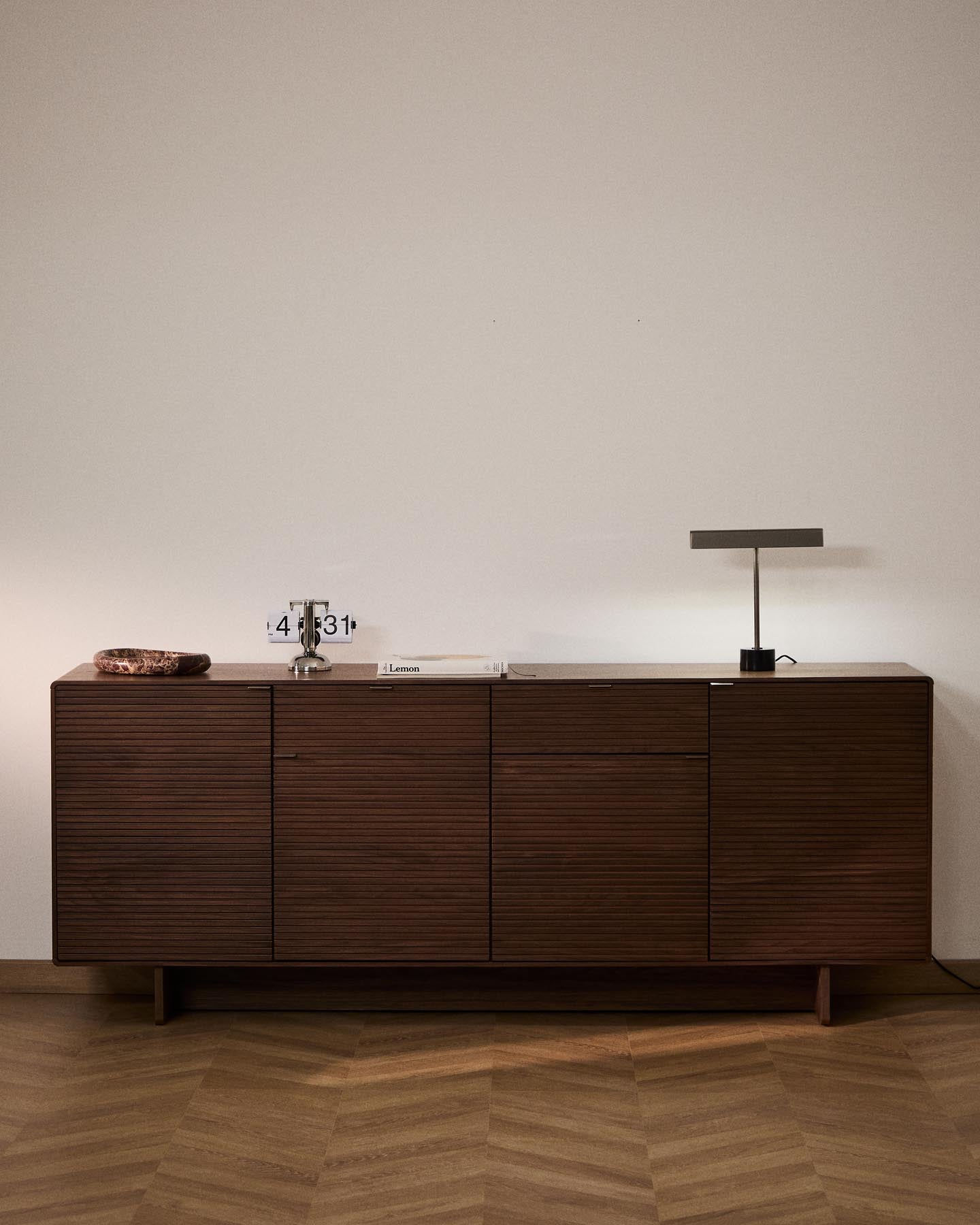 Highboard Norlen mit 4 Türen und 2 Schubläden in Nussbaumfurnier FSC Mix Credit 194,5 x 78 cm in Dunkelbraun präsentiert im Onlineshop von KAQTU Design AG. Sideboard ist von Kave Home