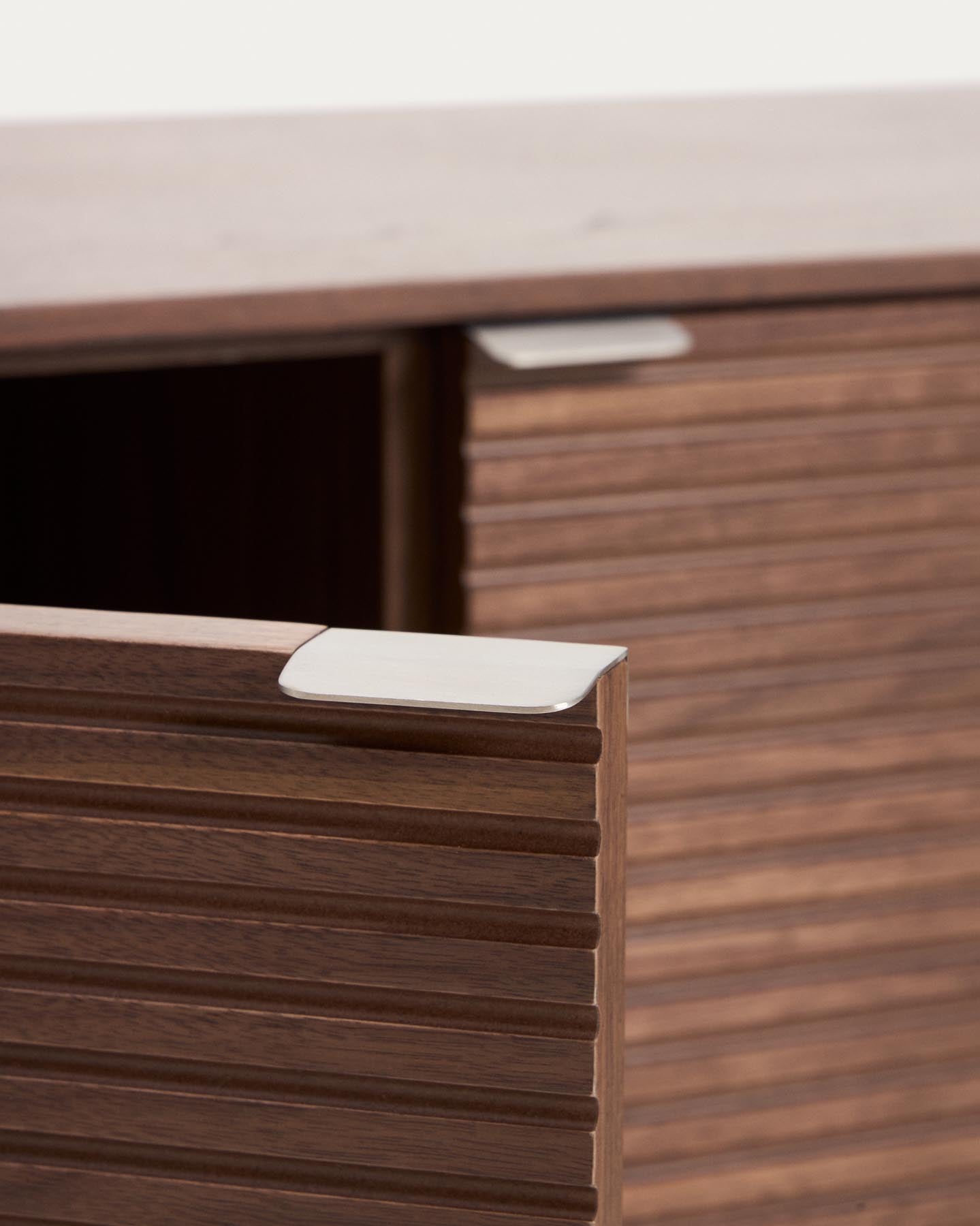 TV-Möbel Norlen mit 4 Türen in Nussbaumfurnier FSC Mix Credit 200 x 46 cm in Dunkelbraun präsentiert im Onlineshop von KAQTU Design AG. TV-Möbel ist von Kave Home