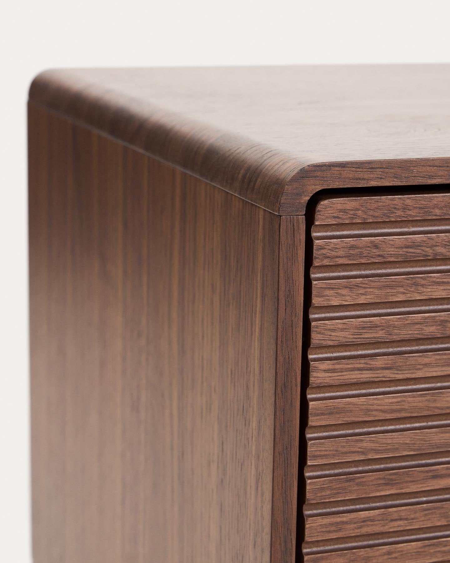 TV-Möbel Norlen mit 4 Türen in Nussbaumfurnier FSC Mix Credit 200 x 46 cm in Dunkelbraun präsentiert im Onlineshop von KAQTU Design AG. TV-Möbel ist von Kave Home