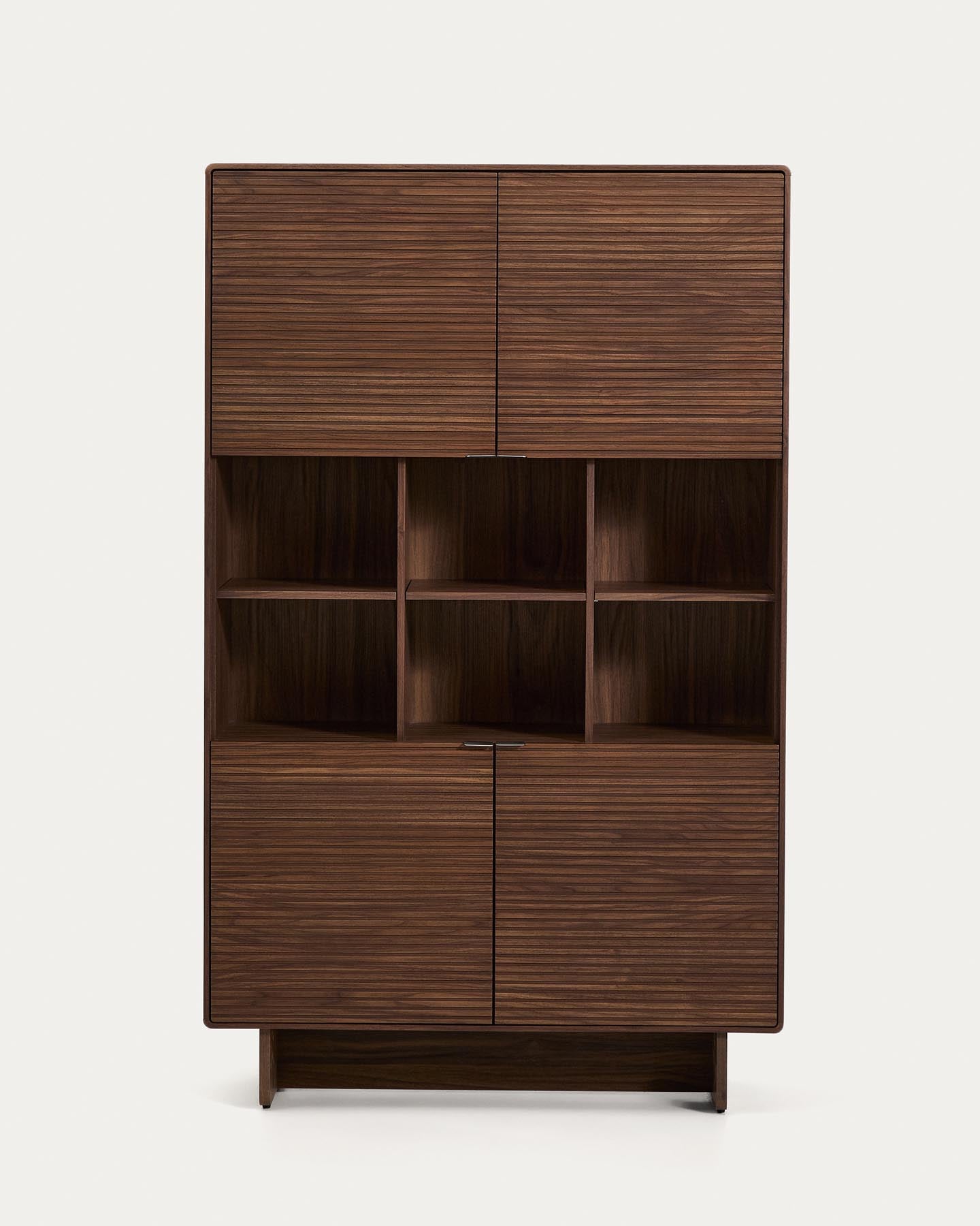 Highboard Norlen mit 4 Türen in Nussbaumfurnier FSC Mix Credit 100 x 163 cm in Dunkelbraun präsentiert im Onlineshop von KAQTU Design AG. Sideboard ist von Kave Home