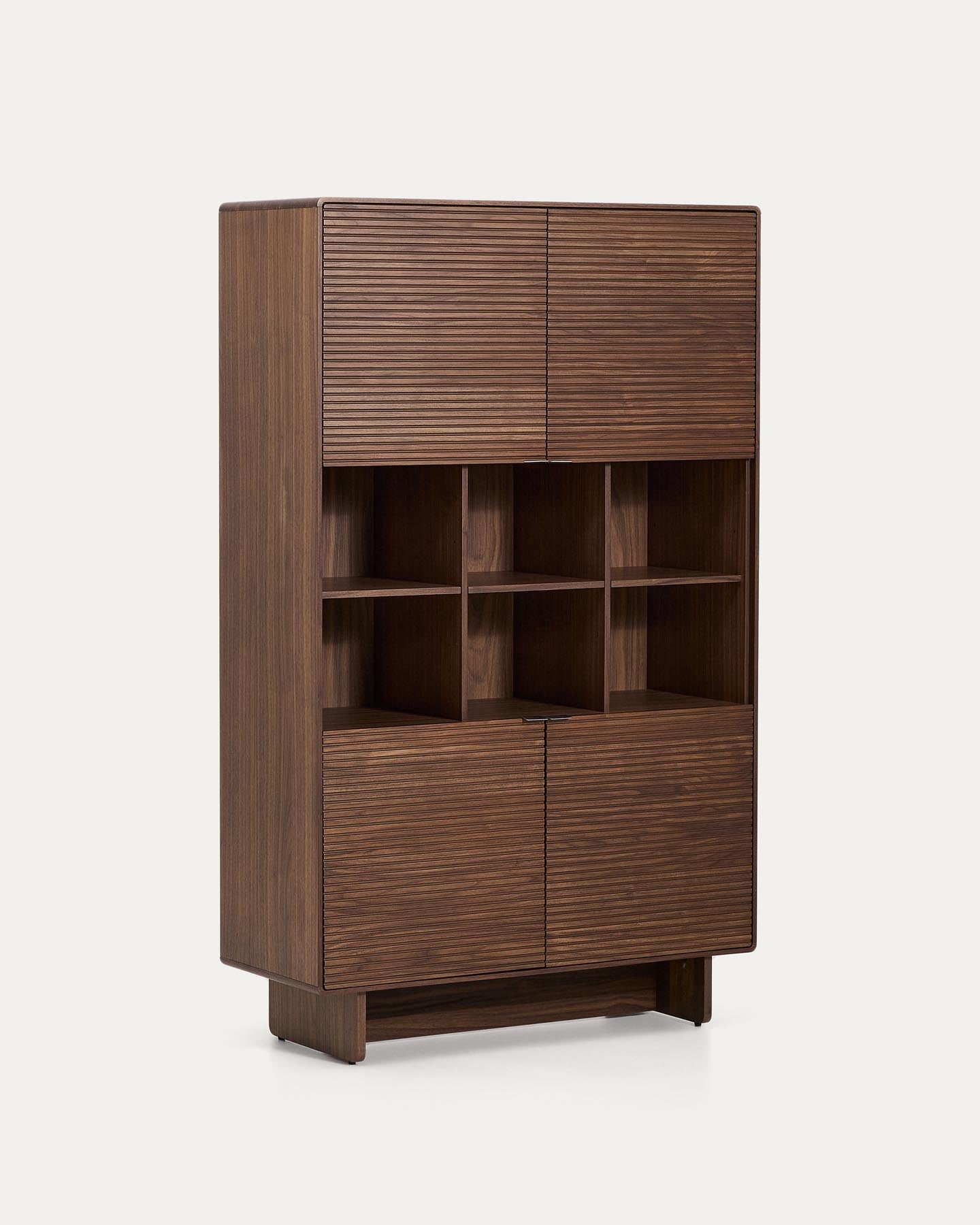 Highboard Norlen mit 4 Türen in Nussbaumfurnier FSC Mix Credit 100 x 163 cm in Dunkelbraun präsentiert im Onlineshop von KAQTU Design AG. Sideboard ist von Kave Home