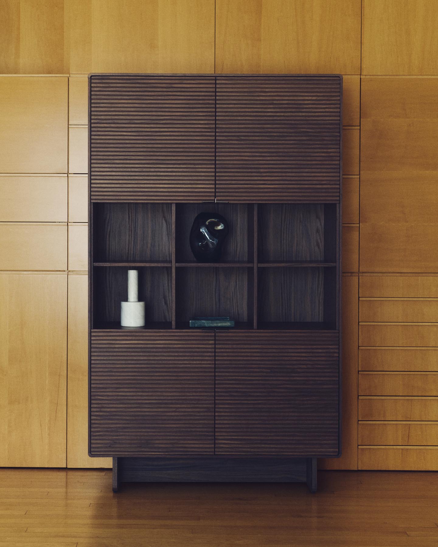 Highboard Norlen mit 4 Türen in Nussbaumfurnier FSC Mix Credit 100 x 163 cm in Dunkelbraun präsentiert im Onlineshop von KAQTU Design AG. Sideboard ist von Kave Home