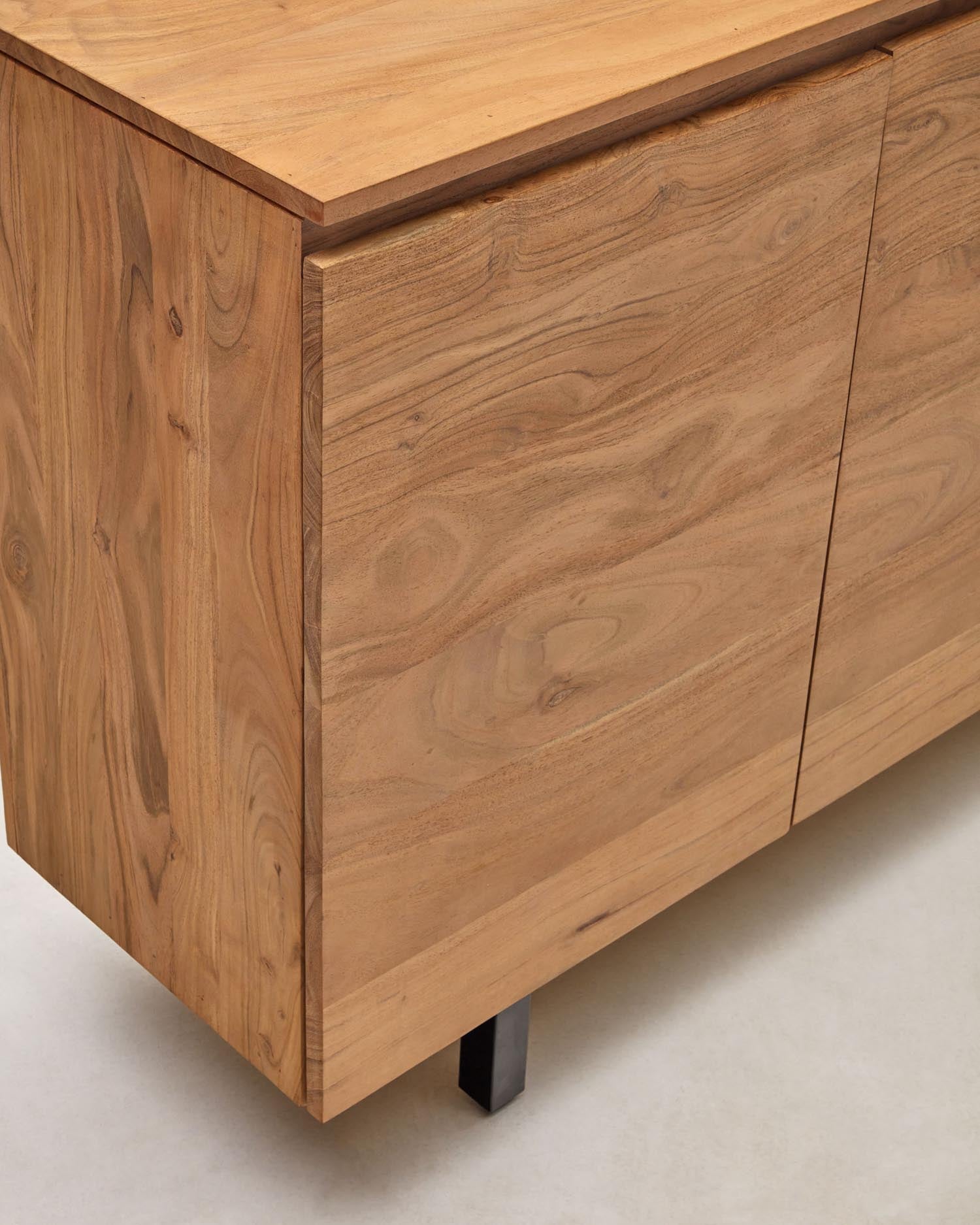 Entdecken Sie das 3-türige Sideboard Uxue aus massivem Akazienholz mit gebleichtem Finish – ein zeitloses Design für jeden Raum.