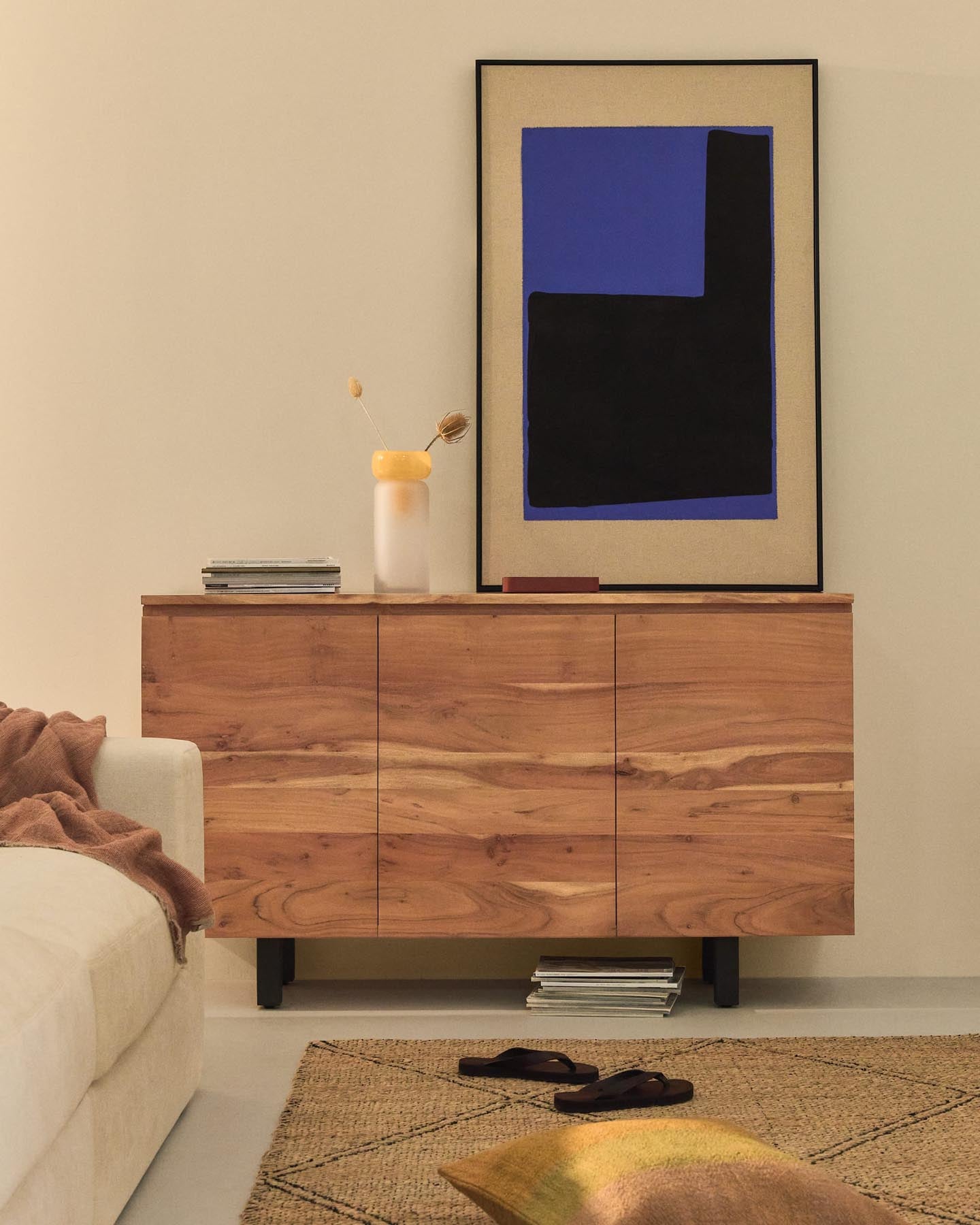 Entdecken Sie das elegante 3-türige Sideboard Uxue aus massivem Akazienholz mit gebleichtem Finish. Ideal für stilvollen Stauraum in jedem Raum.