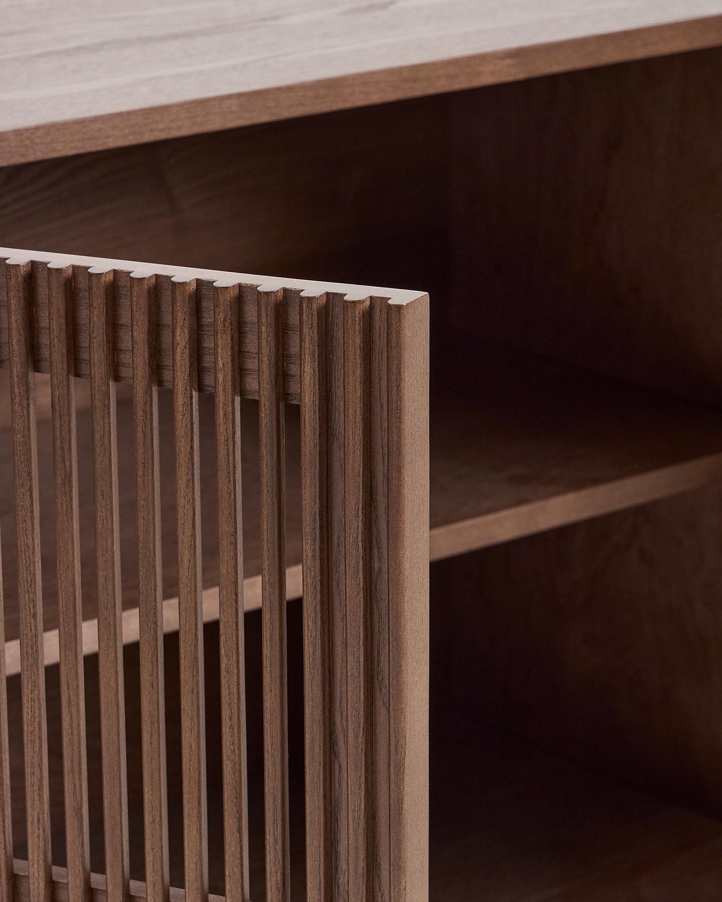 Sideboard Beyla mit 4 Türen aus Eschenfurnier und Massivholz aus Esche mit nussbaumfarbenem Finish 180 x 71,5 cm FSC 100% in Dunkelbraun präsentiert im Onlineshop von KAQTU Design AG. Sideboard ist von Kave Home