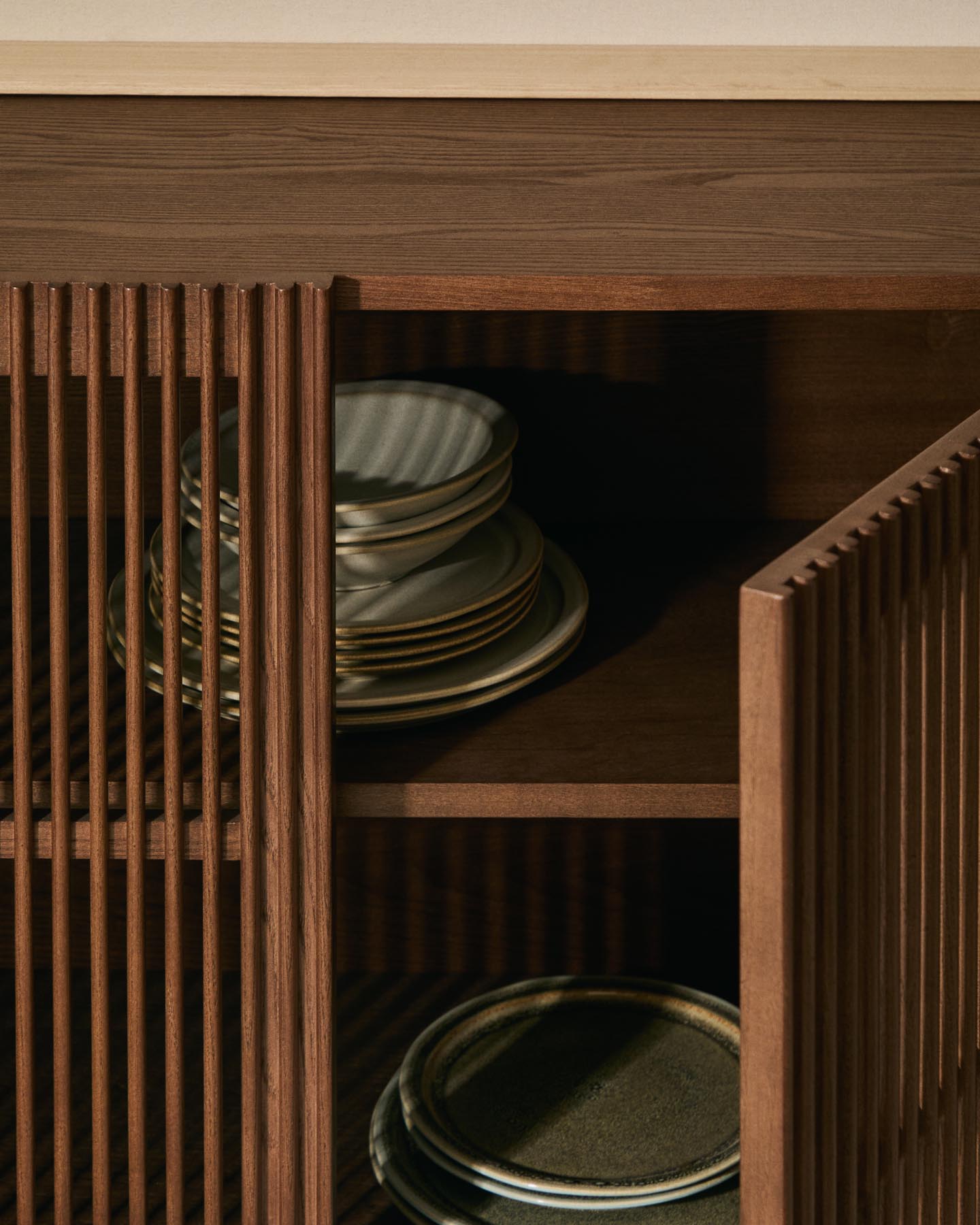 Sideboard Beyla mit 4 Türen aus Eschenfurnier und Massivholz aus Esche mit nussbaumfarbenem Finish 180 x 71,5 cm FSC 100% in Dunkelbraun präsentiert im Onlineshop von KAQTU Design AG. Sideboard ist von Kave Home