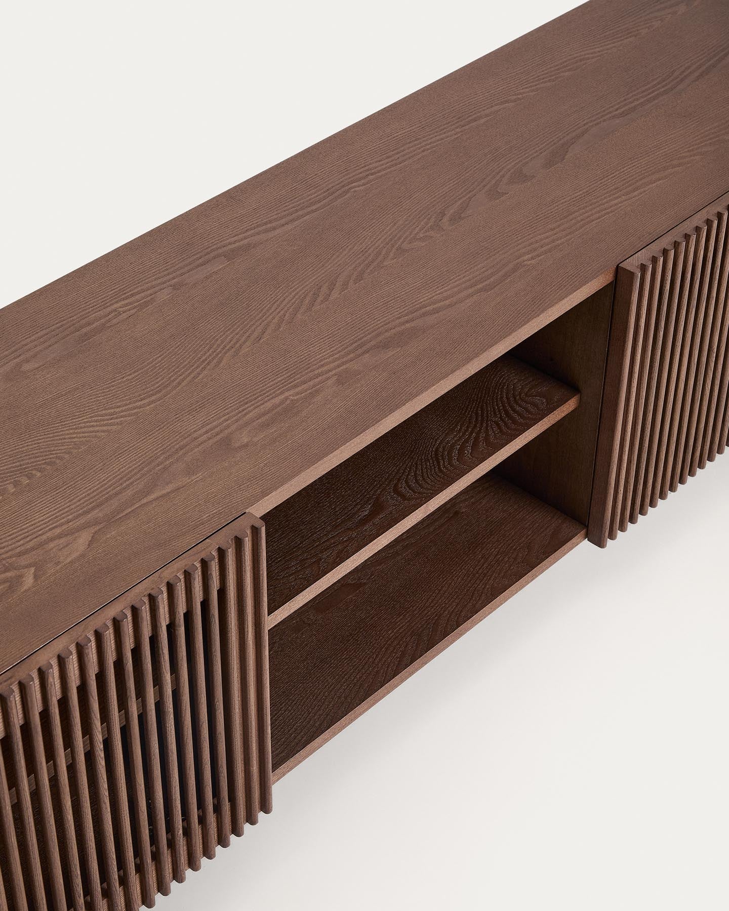 TV-Möbel Beyla mit 2 Türen aus Eschenfurnier und Massivholz aus Esche mit nussbaumfarbenem Finish 180 x 49,5 cm FSC 100% in Dunkelbraun präsentiert im Onlineshop von KAQTU Design AG. TV-Möbel ist von Kave Home