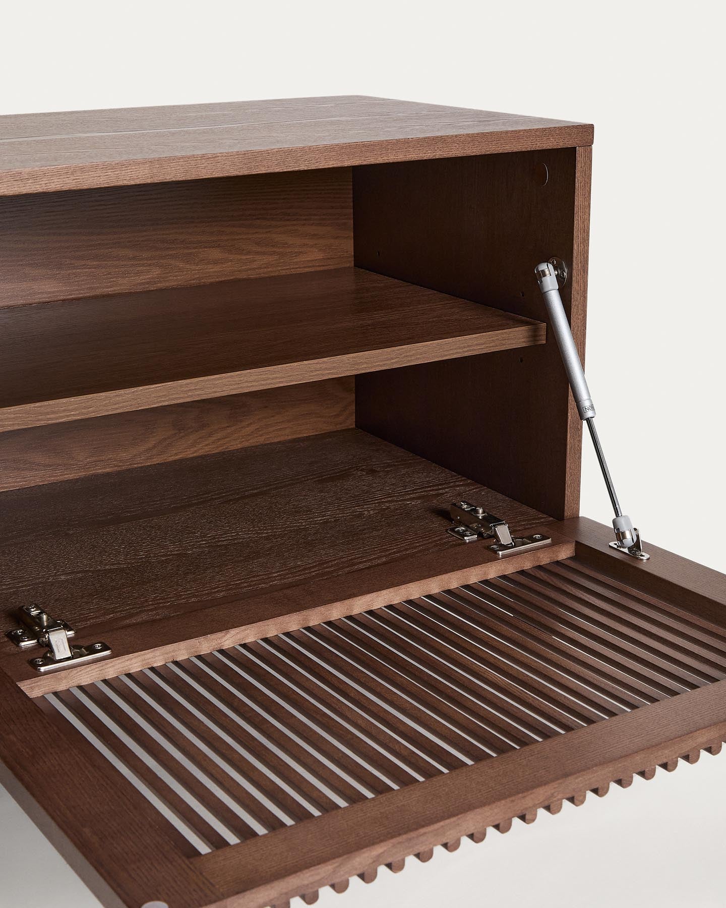 TV-Möbel Beyla mit 2 Türen aus Eschenfurnier und Massivholz aus Esche mit nussbaumfarbenem Finish 180 x 49,5 cm FSC 100% in Dunkelbraun präsentiert im Onlineshop von KAQTU Design AG. TV-Möbel ist von Kave Home