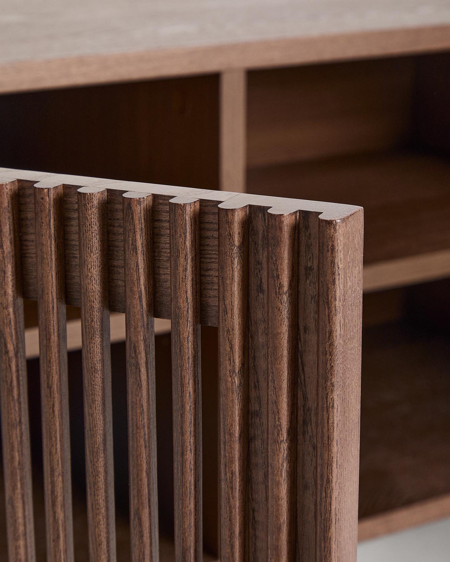 Schuhschrank Beyla mit 2 Türen aus Eschenfurnier und Massivholz aus Esche mit nussbaumfarbenem Finish 98,5 cm FSC 100% in Dunkelbraun präsentiert im Onlineshop von KAQTU Design AG. Schuhschrank ist von Kave Home