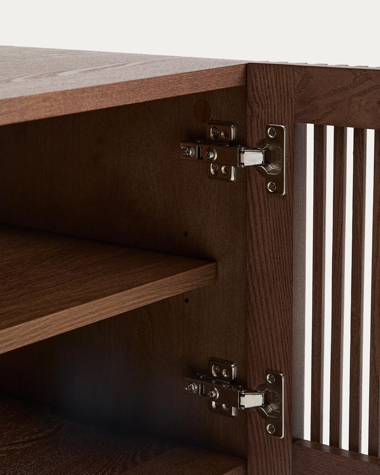 Schuhschrank Beyla mit 2 Türen aus Eschenfurnier und Massivholz aus Esche mit nussbaumfarbenem Finish 98,5 cm FSC 100% in Dunkelbraun präsentiert im Onlineshop von KAQTU Design AG. Schuhschrank ist von Kave Home