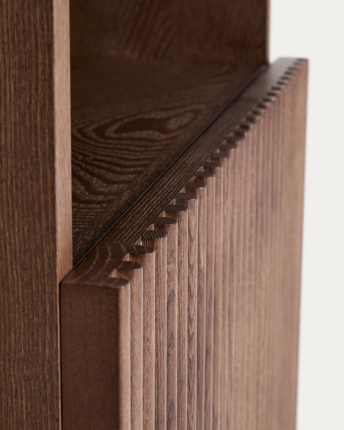 Nachttisch Beyla aus Furnier und Massivholz aus Esche mit nussbaumfarbenem Finish 53 x 62,5 cm FSC 100% in Dunkelbraun präsentiert im Onlineshop von KAQTU Design AG. Beistelltisch ist von Kave Home