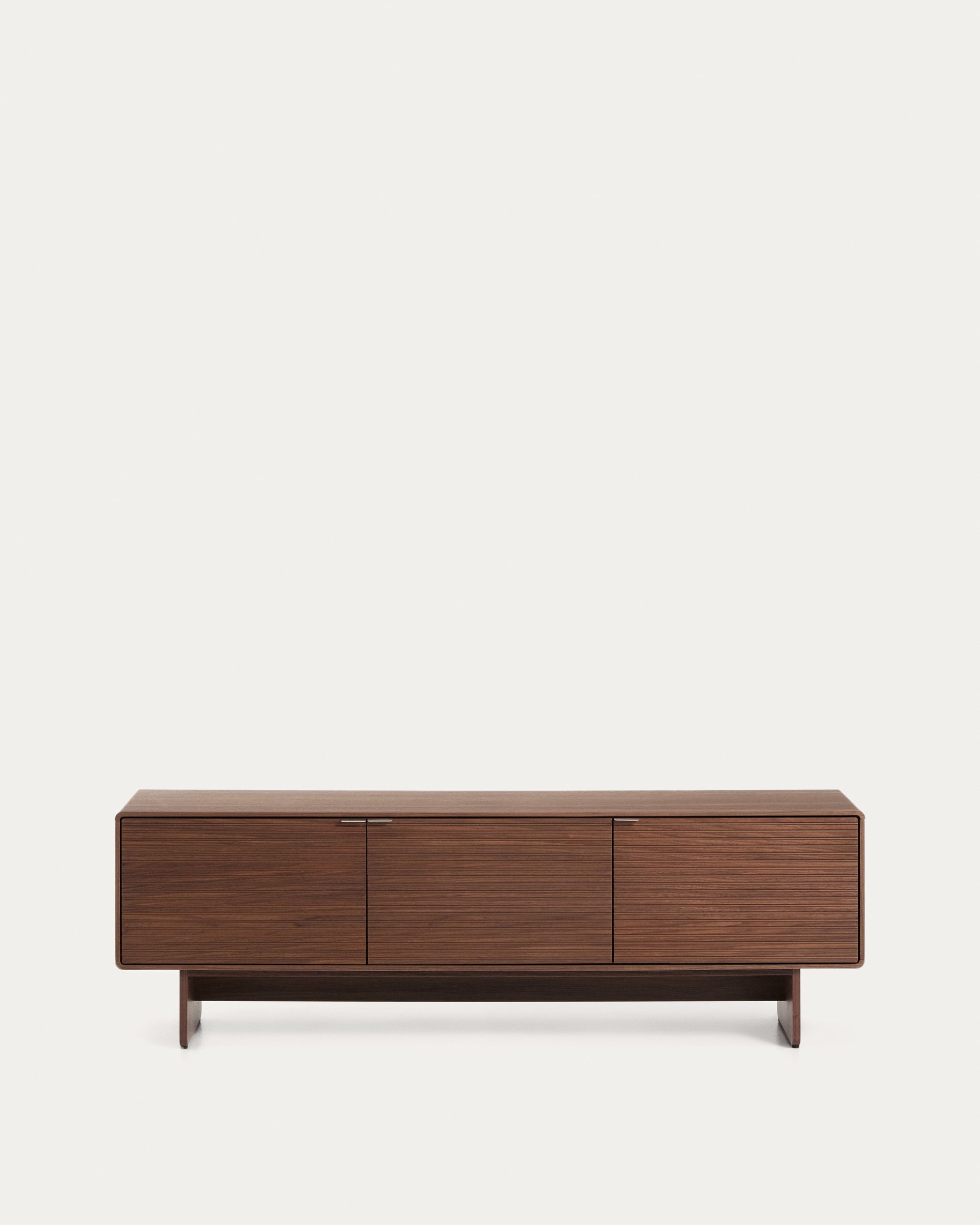 TV-Möbel Norlen mit 3 Türen in Nussbaumfurnier, FSC Mix Credit, 150 x 40 cm in Dunkelbraun präsentiert im Onlineshop von KAQTU Design AG. TV-Möbel ist von Kave Home
