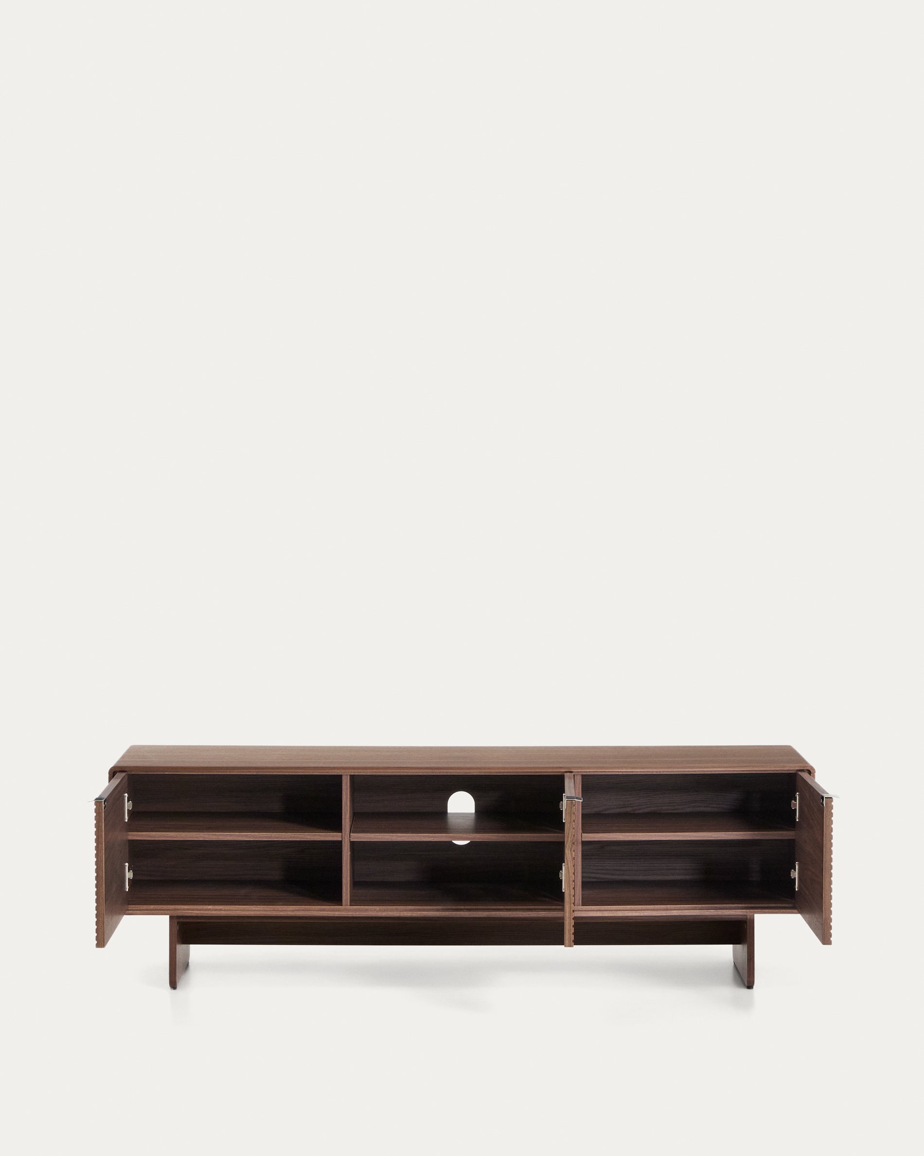 Elegantes TV-Möbel Norlen in dunklem Nussbaumfurnier mit 3 Türen, ideal für stilvolle Wohnräume, 150 x 40 cm, von Kave Home.