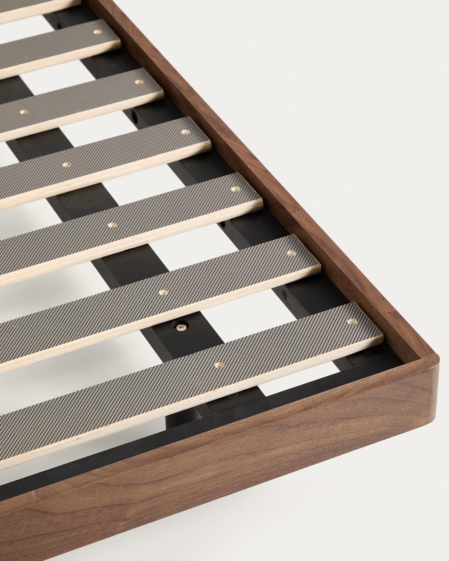 Unterbau Norlen aus Nussbaumfurnier mit dunklem Finish für Matratzen 160 x 200 cm FSC Mix Credit in Dunkelbraun präsentiert im Onlineshop von KAQTU Design AG. Bett ist von Kave Home