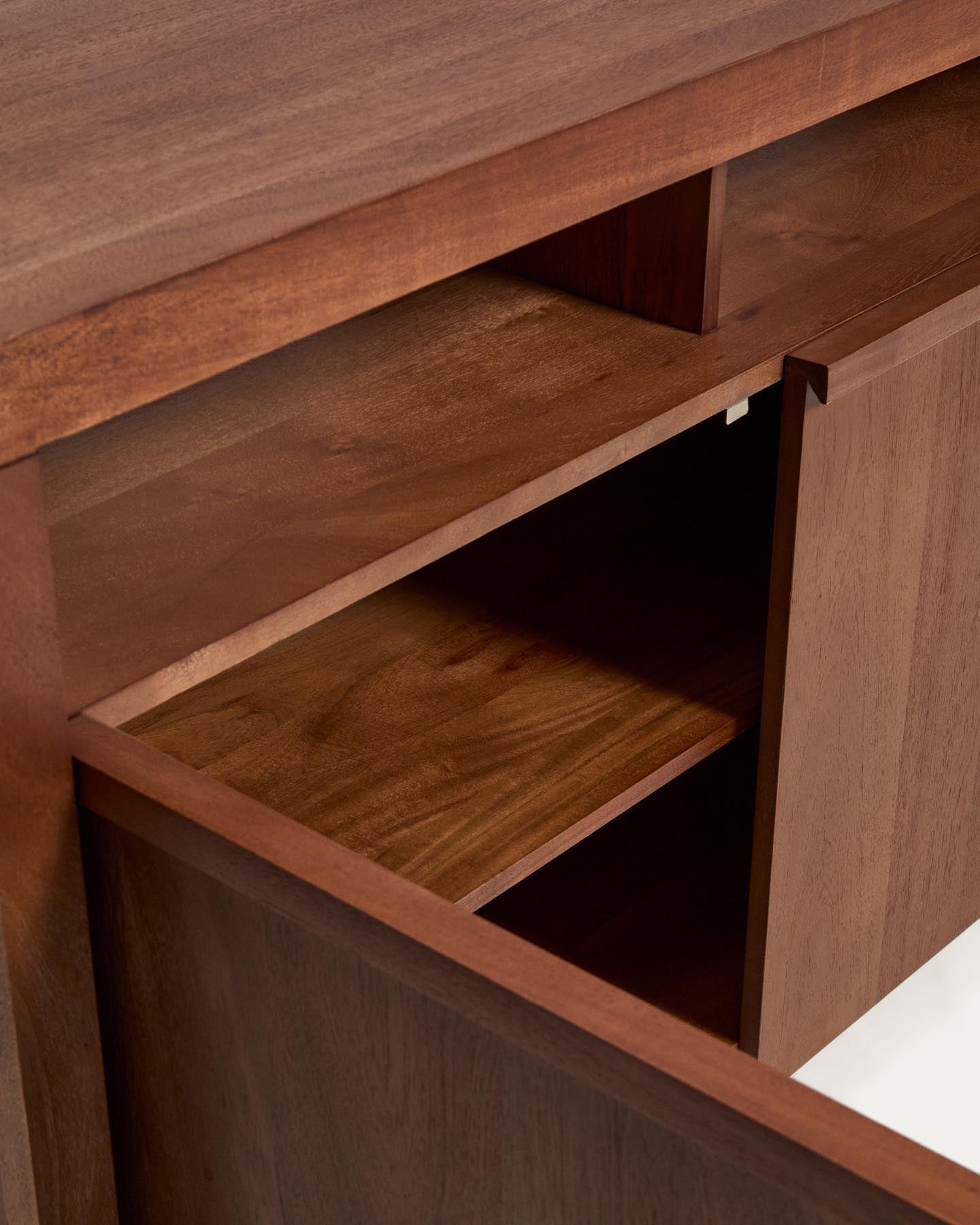 Sideboard Norani aus massivem Akazienholz und Akazienfurnier 180 x 85 cm in Braun präsentiert im Onlineshop von KAQTU Design AG. Sideboard ist von Kave Home