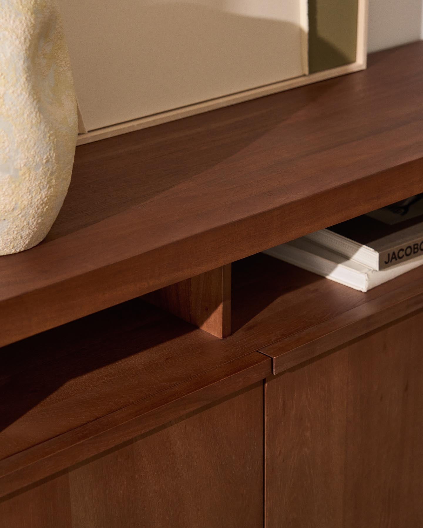 Sideboard Norani aus massivem Akazienholz und Akazienfurnier 180 x 85 cm in Braun präsentiert im Onlineshop von KAQTU Design AG. Sideboard ist von Kave Home