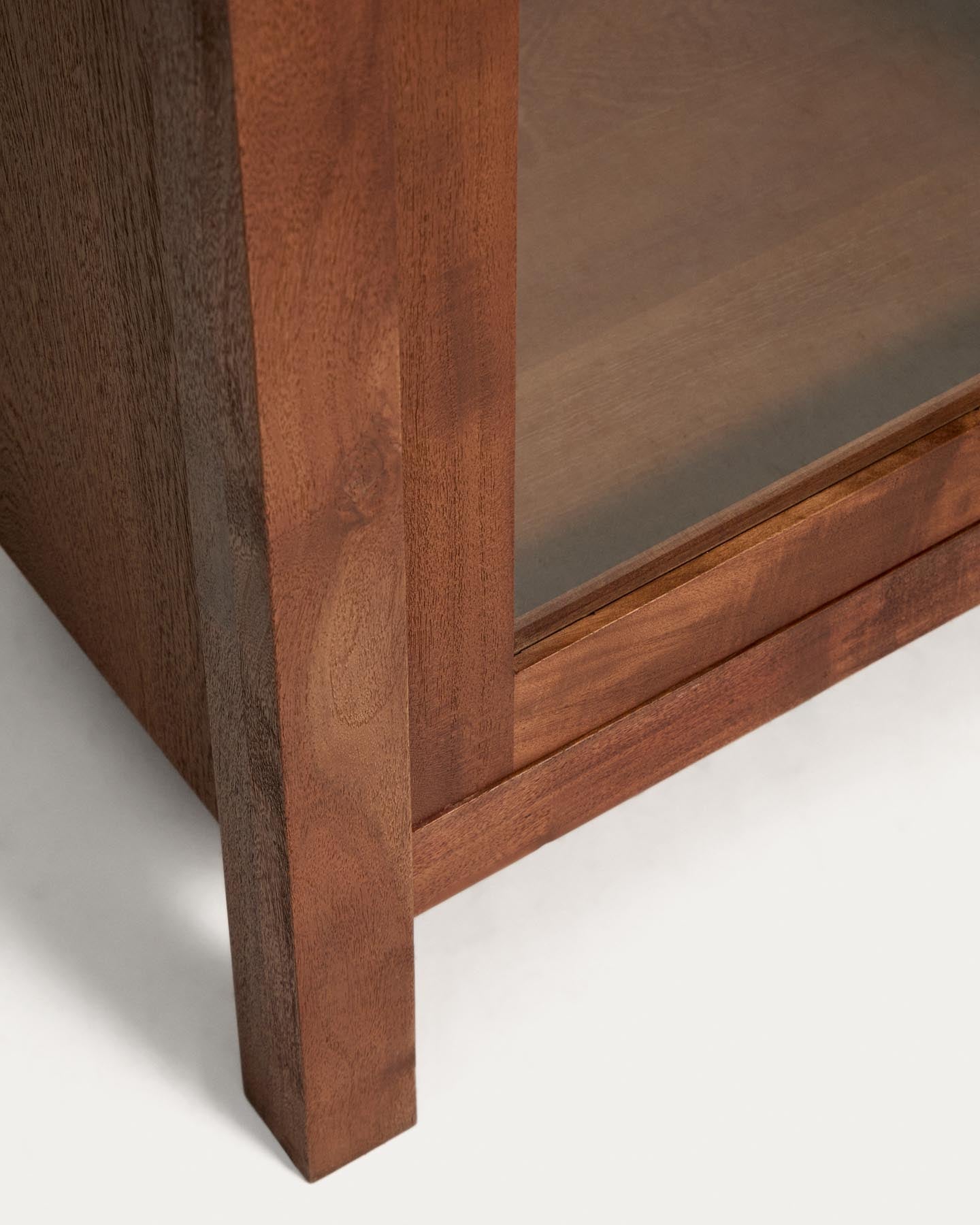 Vitrine Norani aus massivem Akazienholz und Akazienfurnier 110 x 185 cm in Braun präsentiert im Onlineshop von KAQTU Design AG. Vitrine ist von Kave Home