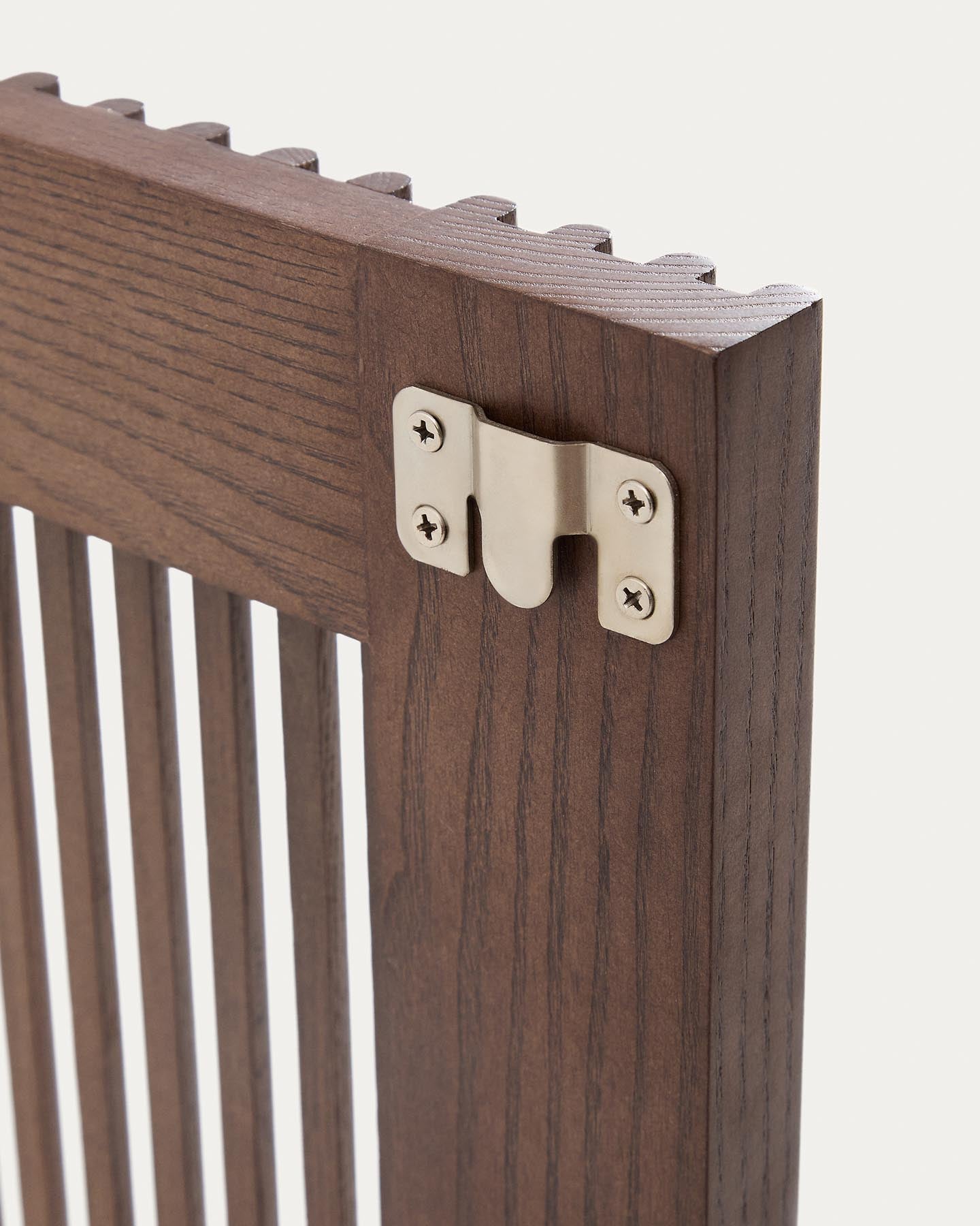 Bettkopfteil Beyla aus massivem Eschenholz mit nussbaumfarbenem Finish für 180-cm-Betten FSC 100% in Dunkelbraun präsentiert im Onlineshop von KAQTU Design AG. Zubehör Bett ist von Kave Home