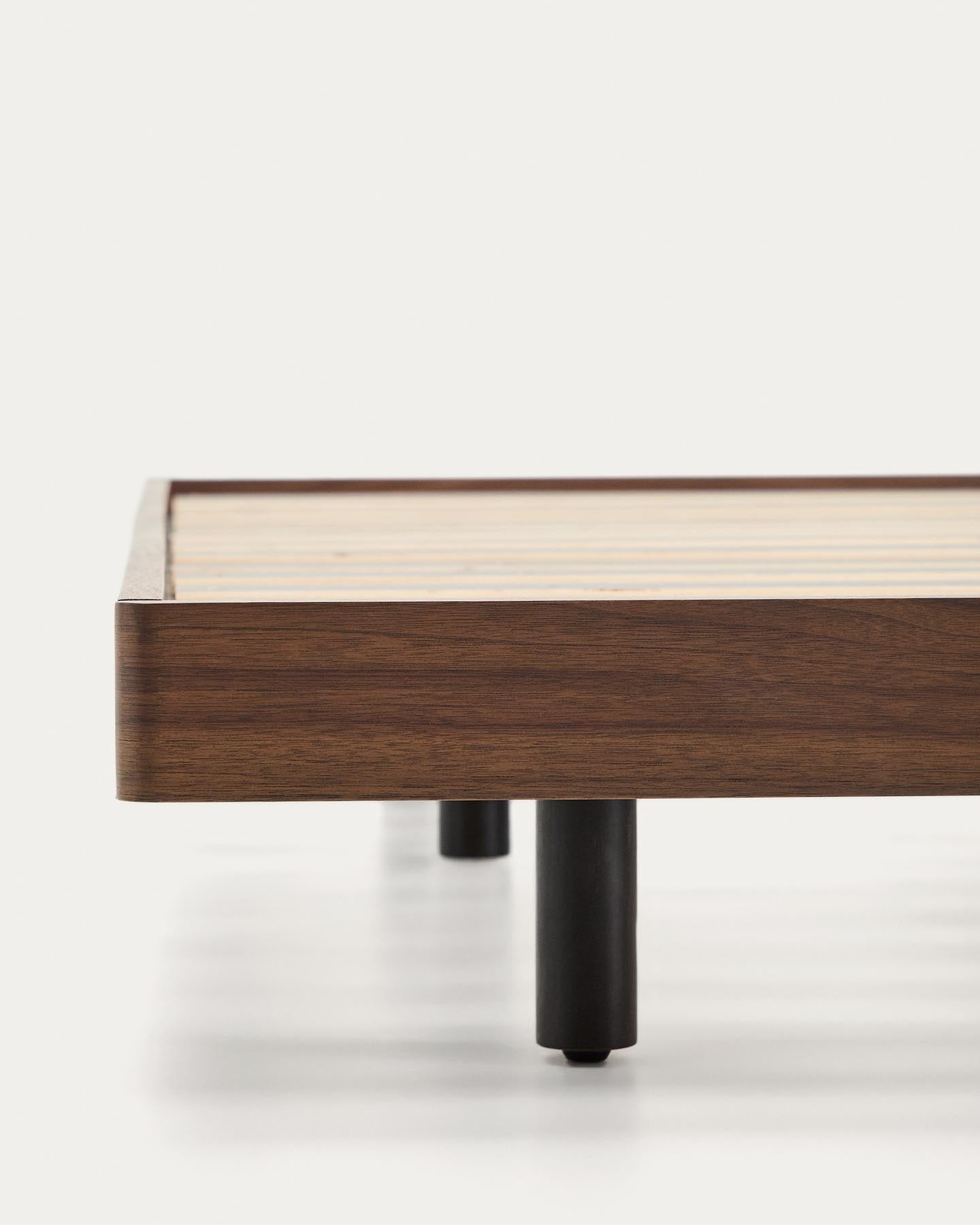 Unterbau Norlen aus Nussbaumfurnier mit dunklem Finish für Matratzen 180 x 200 cm FSC Mix Credit in Dunkelbraun präsentiert im Onlineshop von KAQTU Design AG. Bett ist von Kave Home