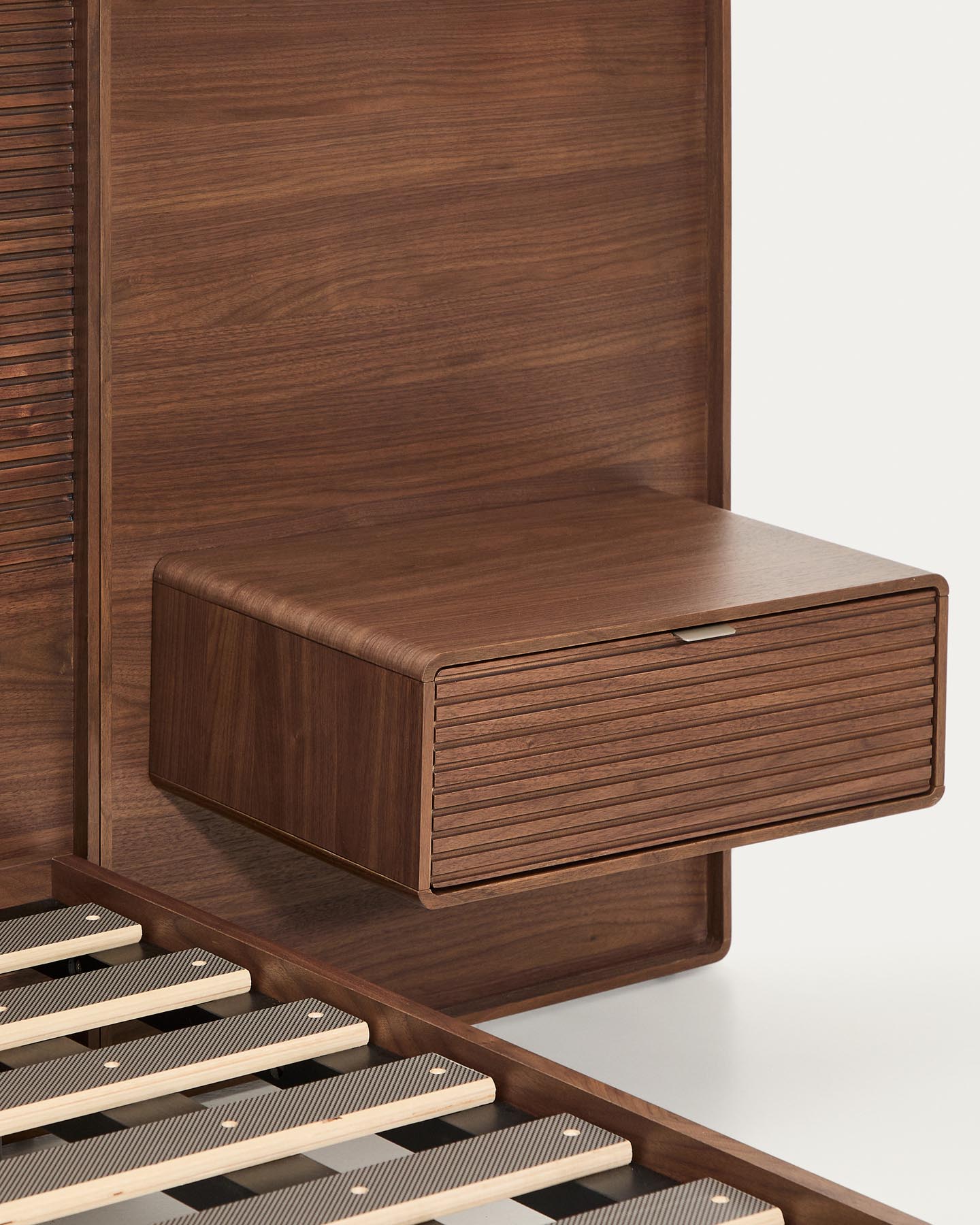 Bett Norlen mit zwei Nachttischen aus Nussbaumfurnier mit dunklem Finish und LED-Licht für Matratzen 180 x 200 cm FSC Mix Credit in Dunkelbraun präsentiert im Onlineshop von KAQTU Design AG. Bett ist von Kave Home