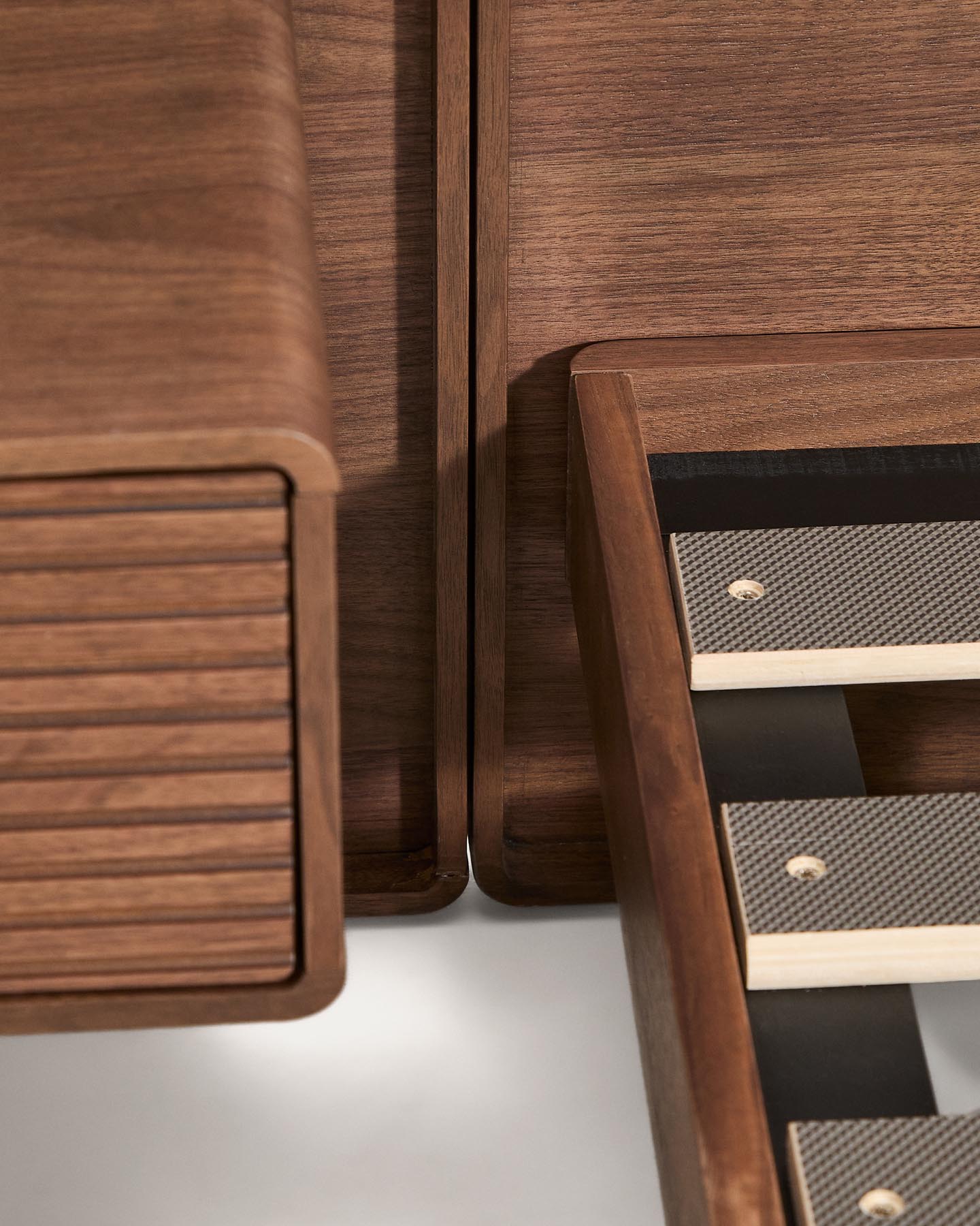 Bett Norlen mit zwei Nachttischen aus Nussbaumfurnier mit dunklem Finish und LED-Licht für Matratzen 180 x 200 cm FSC Mix Credit in Dunkelbraun präsentiert im Onlineshop von KAQTU Design AG. Bett ist von Kave Home