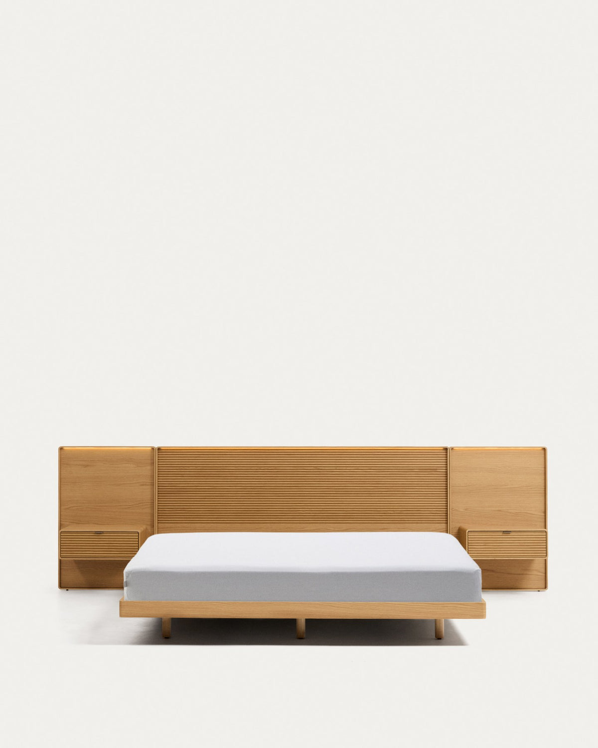 Bett Norlen mit 2 Nachttischen aus Eichenfurnier mit naturfarbenem Finish und LED-Licht für Matratzen 180 x 200 cm FSC Mix Credit in Braun präsentiert im Onlineshop von KAQTU Design AG. Bett ist von Kave Home