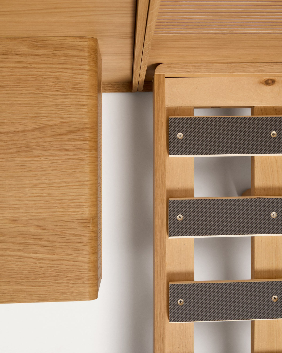 Bett Norlen mit 2 Nachttischen aus Eichenfurnier mit naturfarbenem Finish und LED-Licht für Matratzen 180 x 200 cm FSC Mix Credit in Braun präsentiert im Onlineshop von KAQTU Design AG. Bett ist von Kave Home