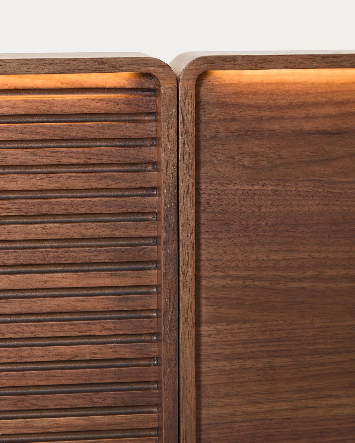 Bett Norlen mit zwei Nachttischen aus Nussbaumfurnier mit dunklem Finish und LED-Licht für Matratzen 160 x 200 cm FSC Mix Credit in Dunkelbraun präsentiert im Onlineshop von KAQTU Design AG. Bett ist von Kave Home