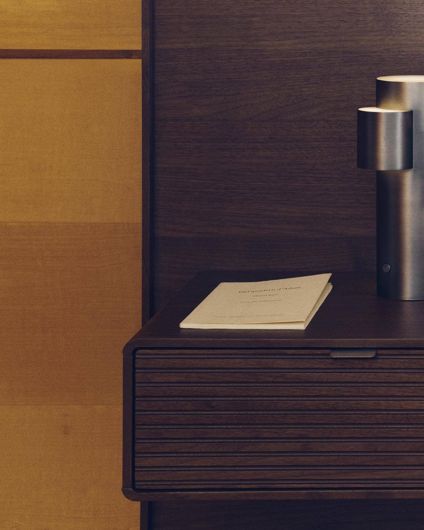 Bett Norlen mit zwei Nachttischen aus Nussbaumfurnier mit dunklem Finish und LED-Licht für Matratzen 160 x 200 cm FSC Mix Credit in Dunkelbraun präsentiert im Onlineshop von KAQTU Design AG. Bett ist von Kave Home