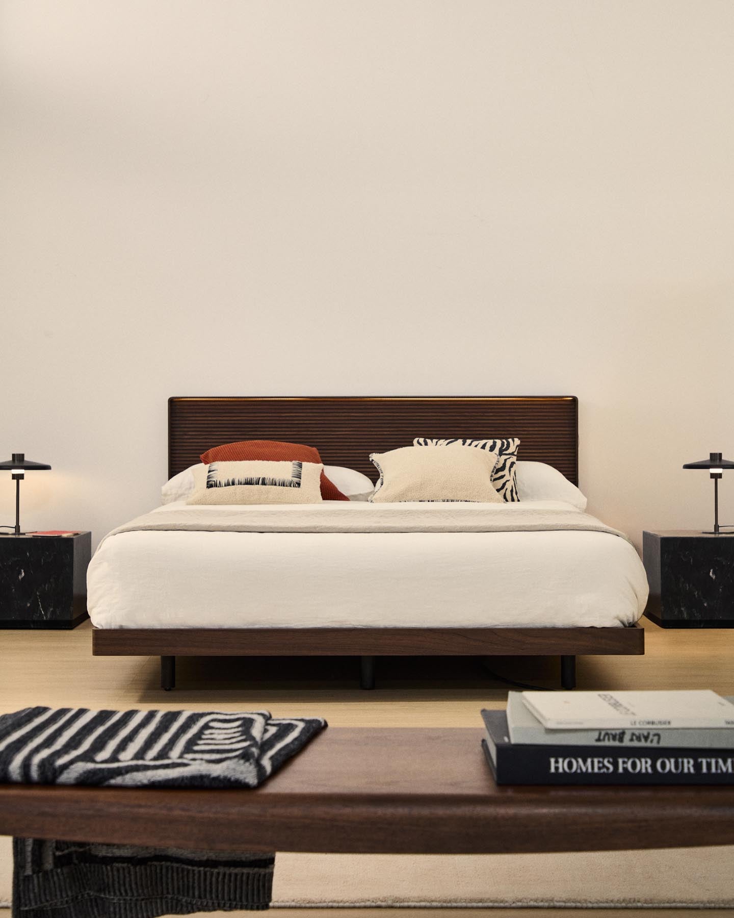 Bett Norlen aus Nussbaumfurnier mit dunklem Finish und LED-Licht für Matratzen 180 x 200 cm FSC Mix Credit in Dunkelbraun präsentiert im Onlineshop von KAQTU Design AG. Bett ist von Kave Home