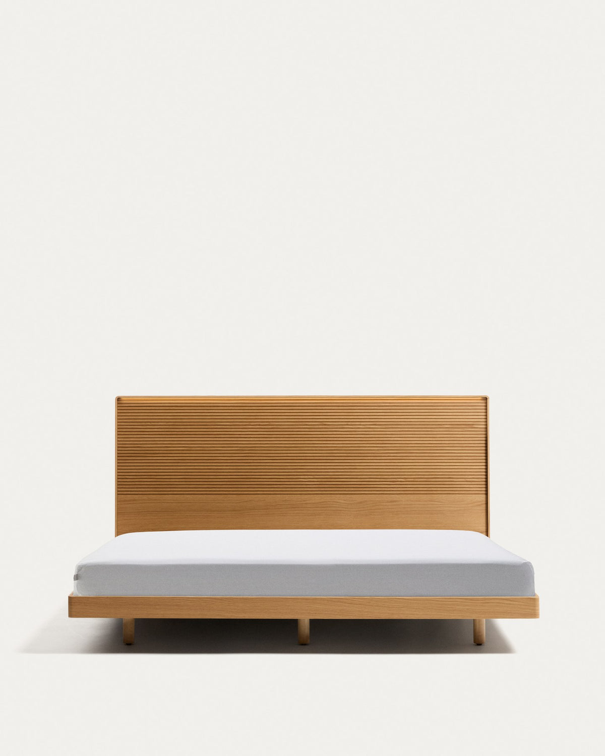 Bett Norlen aus Eichenfurnier mit naturfarbenem Finish und LED-Licht für Matratzen 180 x 200 cm FSC Mix Credit in Braun präsentiert im Onlineshop von KAQTU Design AG. Bett ist von Kave Home
